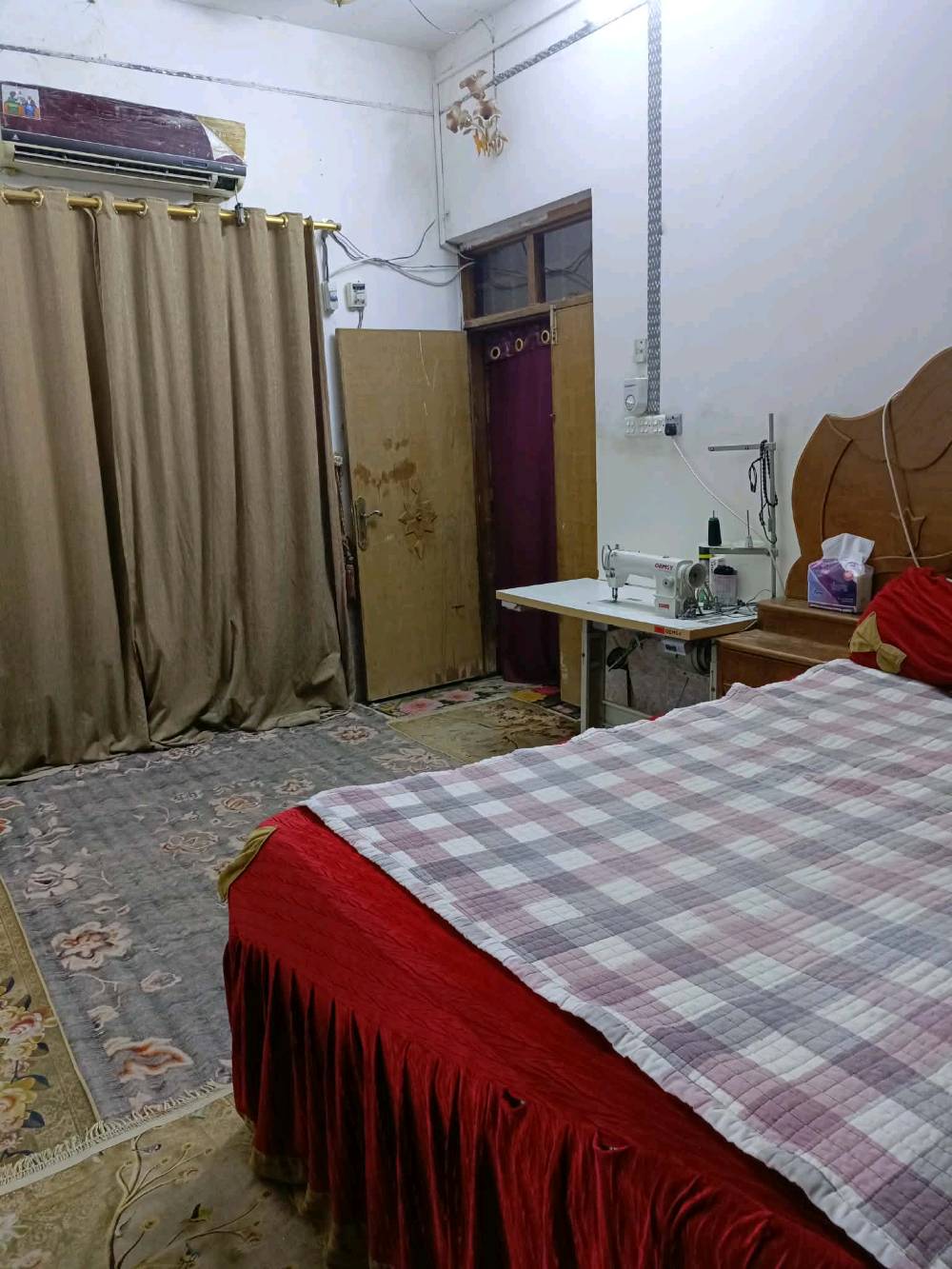 منزل الطابق الاول براني وصاله وصحيات ومطبخ وبالطابق الثاني صاله وغرفتين وصحيات