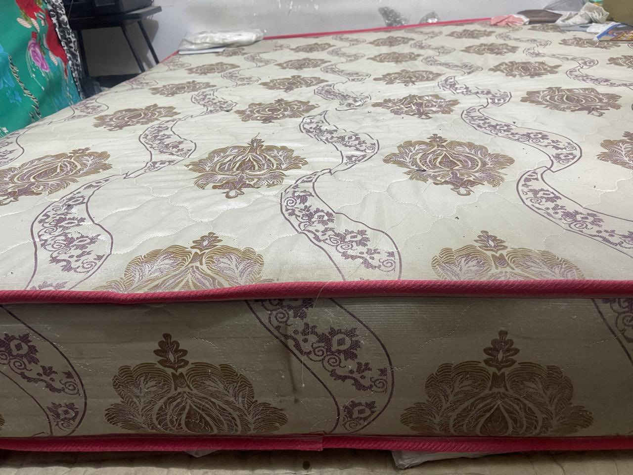 دوشك كبير  قياس ٢ متر لـسرير نفرين  نظيف جداً واستعمال قليل  بـ٨٥ بغداد الكاظمية ***********
