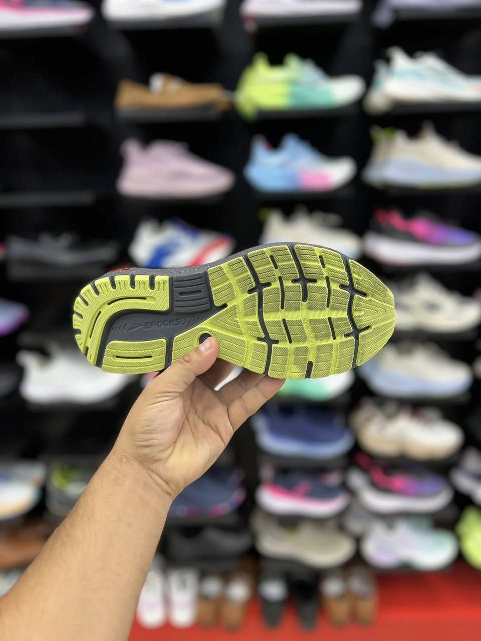 Brooks Ghost 16

تقنية التبطين: يحتوي على وسادة وسطية من نوع DNA LOFT v3 المحقونة بالنيتروجين، مما يوفر تجربة ركض خفيفة الوزن وناعمة.
الجزء العلوي: مصنوع من شبكة هندسية (Engineered Mesh) مع طبعة ثلاثية الأبعاد (3D Fit Print) لتوفير ملاءمة محكمة وتهوية ممتازة للقدم.
الاستخدام: مصمم للعدائين ذوي الاستناد المحايد (Neutral)، ومناسب للمسافات اليومية والمشي الطويل

قياس 42 القدم 26.5
قياس 47.5 القدم 31

السعر  95 الف

العنوآن نجف ملحق الروان
*********** واتساب
