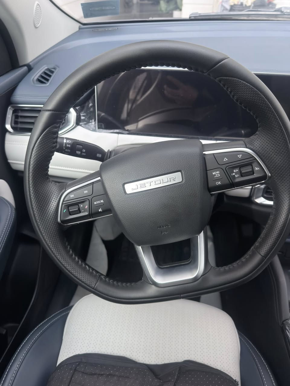 جيتور X50 2026 للبيع  مع الرقم
اسم السيارة: جيتور X50 موديل 2026 – SUV مدمجة (Crossover)  ￼

المحرك والأداء:
• نوع المحرك: بنزين تيربو 1.5 لتر، 4 أسطوانات  ￼
• السعة: 1498 سم³ (1.5 L)  ￼
• القوة الحصانية: حوالي 154-156 حصان تقريبًا  ￼
• عزم الدوران: 230 نيوتن·متر  ￼
• نظام الدفع: دفع أمامي (FWD)  ￼
• ناقل الحركة: أوتوماتيك 6 سرعات (DCT)  ￼
• السرعة القصوى: حوالي 180 كم/س تقريبًا  ￼
• تسارع 0-100 كم/س (تقريبي): 8 – 11 ثانية حسب الإعدادات ووزن السيارة  ￼

استهلاك الوقود:
• متوسط استهلاك الوقود: حوالي 17.5-17.9 كم/لتر (5.6-5.7 لتر/100 كم)  ￼
• سعة خزان الوقود: حوالي 45-57 لترًا

الأبعاد والسعات:
• الطول: 4397 مم  ￼
• العرض: 1841 مم  ￼
• الارتفاع: 1654 مم  ￼
• قاعدة العجلات: 2601 مم  ￼
• سعة الشنطة الخلفية: حوالي 398 لتر (قد تتوسع عند طي المقاعد)  ￼
• عدد المقاعد: 5 أشخاص  ￼
• عدد الأبواب: 5 أبواب  ￼

التعليق والتوجيه:
• تعليق أمامي: مكفرسون مستقل (MacPherson)  ￼
• تعليق خلفي: متعدد الوصلات (Multi-link)  ￼
• التوجيه: قوة كهربائية (EPS)  ￼
• فرامل: قرصية مع نظام مانع انغلاق ABS - نظام EPB مع Auto Hold في بعض الفئات  ￼

التجهيزات الداخلية والتقنية:
• شاشة معلومات وترفيه وسطية: 10.25 بوصة تدعم Android Auto وApple CarPlay  ￼
• شاشة عدادات رقمية/شاشة قياس 10.25 بوصة  ￼
• دخول وتشغيل ذكي بدون مفتاح  ￼
• شاحن جوال لاسلكي  ￼
• نظام صوتي بـ 6 سماعات  ￼
• مكيف هواء أوتوماتيكي مع فتحات خلفية  ￼
• مقاعد من الجلد (في الفئات العليا)  ￼
• فتحة سقف بانورامية (في الفئات الأعلى)  ￼

أنظمة السلامة ومساعدة السائق:
• وسائد هوائية أمامية وجانبية وربما خلفية (عدد 4-6)  ￼
• نظام ABS + EBD + ESC (الثبات الإلكتروني)  ￼
• نظام مراقبة النقطة العمياء (BSW)  ￼
• تنبيه حركة المرور الخلفية  ￼
• مساعد تغيير المسار  ￼
• كاميرا محيطية 360° (في بعض الفئات)  ￼
• حساسات أمامية وخلفية  ￼
• مثبت سرعة (Cruise Control)  ￼

الراحة والتجهيزات الأخرى:
• فرامل يد كهربائية (EPB)  ￼
• مساند رأس قابلة للتعديل لكل المقاعد  ￼
• أحزمة أمان ثلاثية النقاط في الصف الخلفي  ￼
• تنبيهات صوتية وبصرية عند عدم ربط حزام الأمان  ￼

التصميم الخارجي:
• مصابيح أمامية LED مع إضاءة نهارية LED  ￼
• مرايا جانبية كهربائية مع تدفئة وإشارات  ￼
• جنوط سبائك 17 أو 18 بوصة حسب الفئة  ￼
السعر 
21,000,000 IQD


**إذا كنت صاحب هذا الإعلان وتريد حذفه لأي سبب، رجاءا أرسل رسالة إلى الدعم الفني**