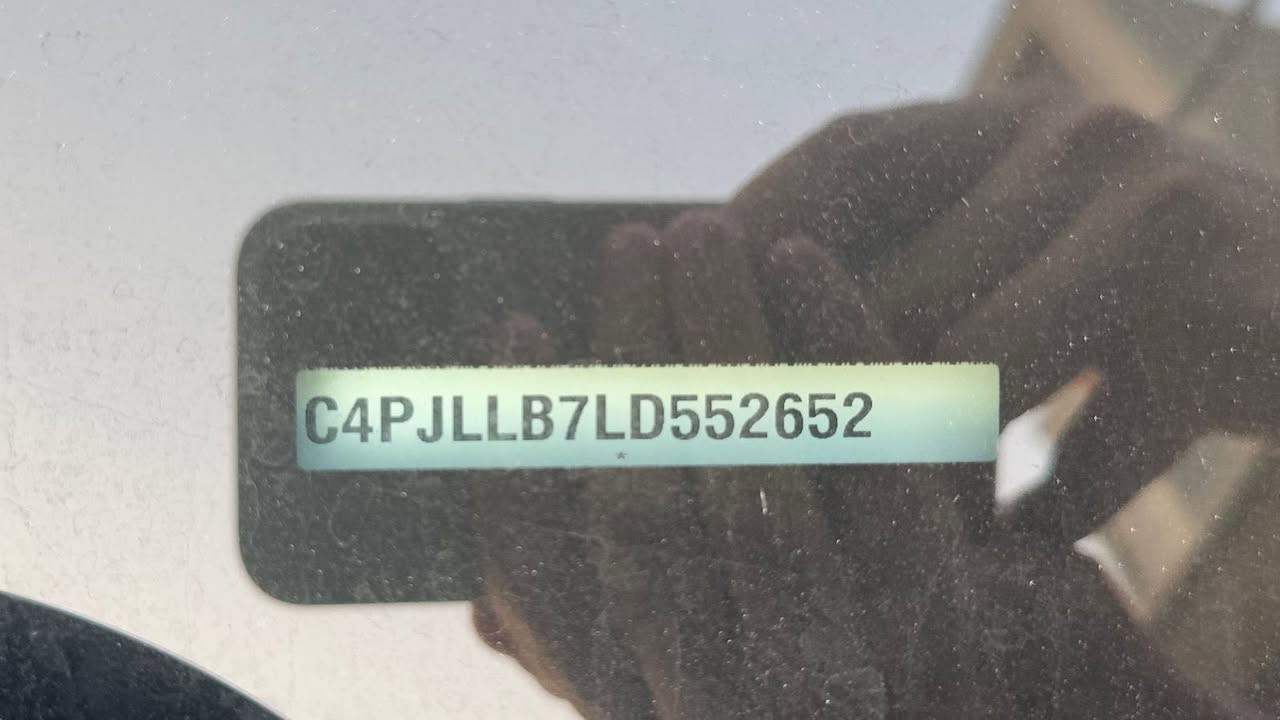 السلام عليكم سياره جيب شيروكي ( بزون ) للبيع
موديل 2020 لميتد فول مواصفات  عدى الفتحه
محرك 4 سلندر 2500 تنفس طبيعي 
السياره ب اسمي مشروع وطني تحويل ثاني يوم 
مواصفات لسياره 
حساس خلفي 
تبريد قطعتين منفصل مع قطعه تبريد خلفي 
كرسي سائق كهربائي 
بصمه 
صندوق كهرباء
هاند بريك كهربائي
نقاط عمياء 
صور سياره موجوده جوه مع صور لحادث 
السعر 160 
للتواصل رقم تلفون 
***********
واتساب : ***********
