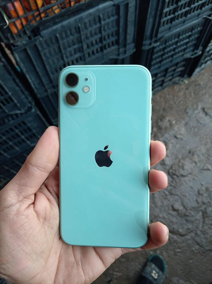 السلام عليكم ايفون 11 عادي نضافه 90/100 مبدل بطاريه فقط السعر 250  رقم ***********
