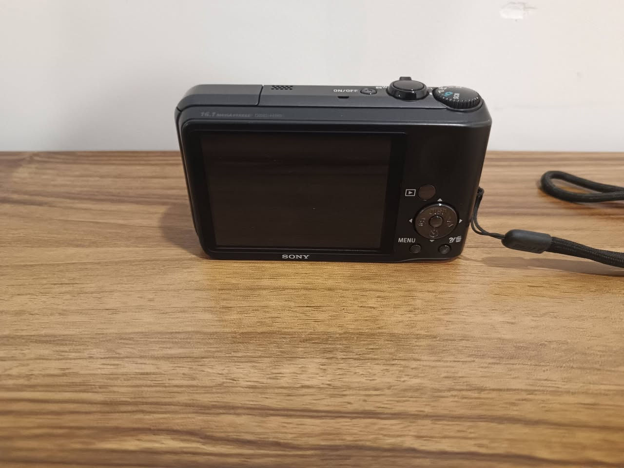 السلام عليكم
كاميرا سوني للبيع
السعر:180 الف
العنوان:بغداد حي تونس
رقم الهاتف : ***********
غير مستعمله 

الميزات الرئيسية للمنتج
تقريب رقمي
64x
اللون
أسود
نوع البطارية
ليثيوم أيون
الاتصال
يو إس بي
سلسلة
سوني سايبر شوت
تقريب بصري
16x
الأبعاد
العمق
1.33 بوصة
الارتفاع
2.35 بوصة
العرض
4.12 بوصة
وزن المنتج
6.77 أونصة

ميزات إضافية للمنتج
نوع الشاشة
شاشة LCD
دقة المستشعر
16.1 ميجابكسل
أقصى دقة فيديو
1280x720

ميزات إضافية
تقريب رقمي، USB، تصحيح العين الحمراء
حجم الشاشة
3 بوصة
اللون الخارجي
أسود

الميزات
تقريب رقمي، USB، تصحيح العين الحمراء
حجم الشاشة
3.0 بوصة
النوع
كاميرا بوينت آند شوت
نوع الكاميرا
كاميرا بوينت آند شوت
أقصى دقة
16.1 ميجابكسل
ذاكرة فلاش مدعومة
بطاقة ذاكرة ميموري ستيك ديو، بطاقة ذاكرة SDHC، بطاقة ذاكرة ميموري ستيك مايكرو، بطاقة ذاكرة SDXC، بطاقة microSDHC، بطاقة ذاكرة SD، بطاقة ذاكرة ميموري ستيك برو ديو، بطاقة ذاكرة ميموري ستيك برو ديو عالية السرعة، بطاقة ذاكرة ميكرو (مارك 2)، بطاقة ذاكرة ميموري ستيك برو-HG ديو، بطاقة ميكرو SD

معلومات المنتج
كاميرا سوني سايبر-شوت DSC-H90 كاميرا رقمية صغيرة الحجم بدقة 16.1 ميجابكسل تتيح لك التقاط صور مقربة مذهلة بالإضافة إلى مناظر طبيعية شاسعة. بفضل عدسة سوني G ذات الزاوية العريضة 24 مم ومستشعر الصور Super HAD CCD مقاس 1/2.3 بوصة، تتيح لك هذه الكاميرا الرقمية من سوني التقاط صور بجودة فائقة. يقوم وضع البانوراما الشامل في هذه الكاميرا الرقمية بدقة 16.1 ميجابكسل بدمج الصور تلقائيًا لإنتاج صورة واحدة مذهلة. بفضل التكبير البصري 16x، تُقرّب كاميرا سوني سايبر-شوت DSC-H90 الأشياء البعيدة دون فقدان الحدة. تُسهّل شاشة LCD الكبيرة مقاس 3 بوصات في هذه الكاميرا الرقمية من سوني عرض الصور وقراءة القائمة وتكوين اللقطات حتى في ظروف الإضاءة الساطعة. يكتشف الوضع التلقائي الذكي في كاميرا سوني سايبر-شوت DSC-H90 المشاهد وظروف الإضاءة والوجوه ويضبط الإعدادات
