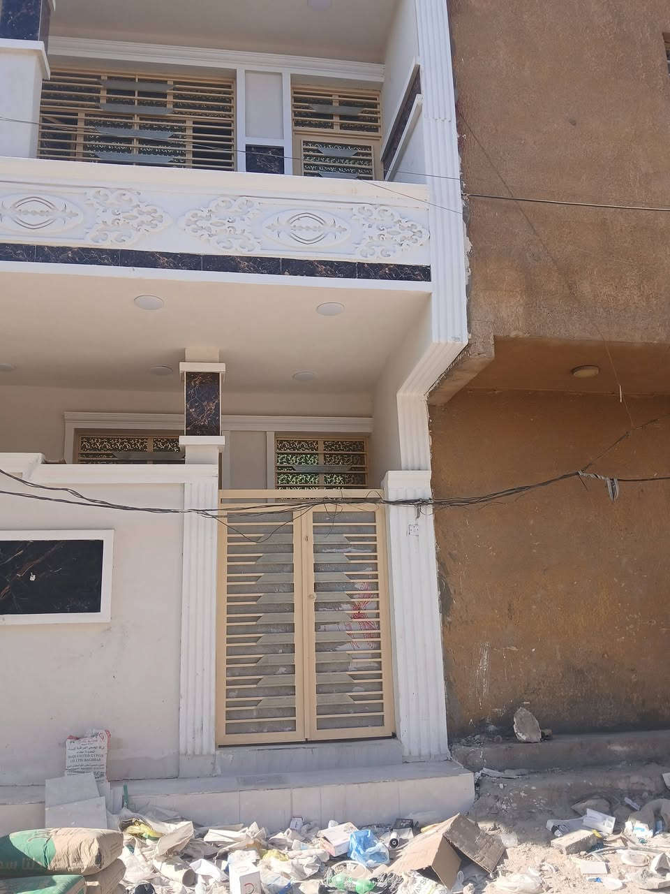 السلام عليكم دار للبيع ٥٠ متره ٥×١٠ طابقين ونصف غرفتين نوم +استقبال+مطبخ+خدمات برا وجوء طابق الثالث غرفه وبيتونه بيت جديد بناء 2025 العنوان الشعب حي البساتين حي الكراد للستفسار اتصل عل. هذا الرقم ***********
