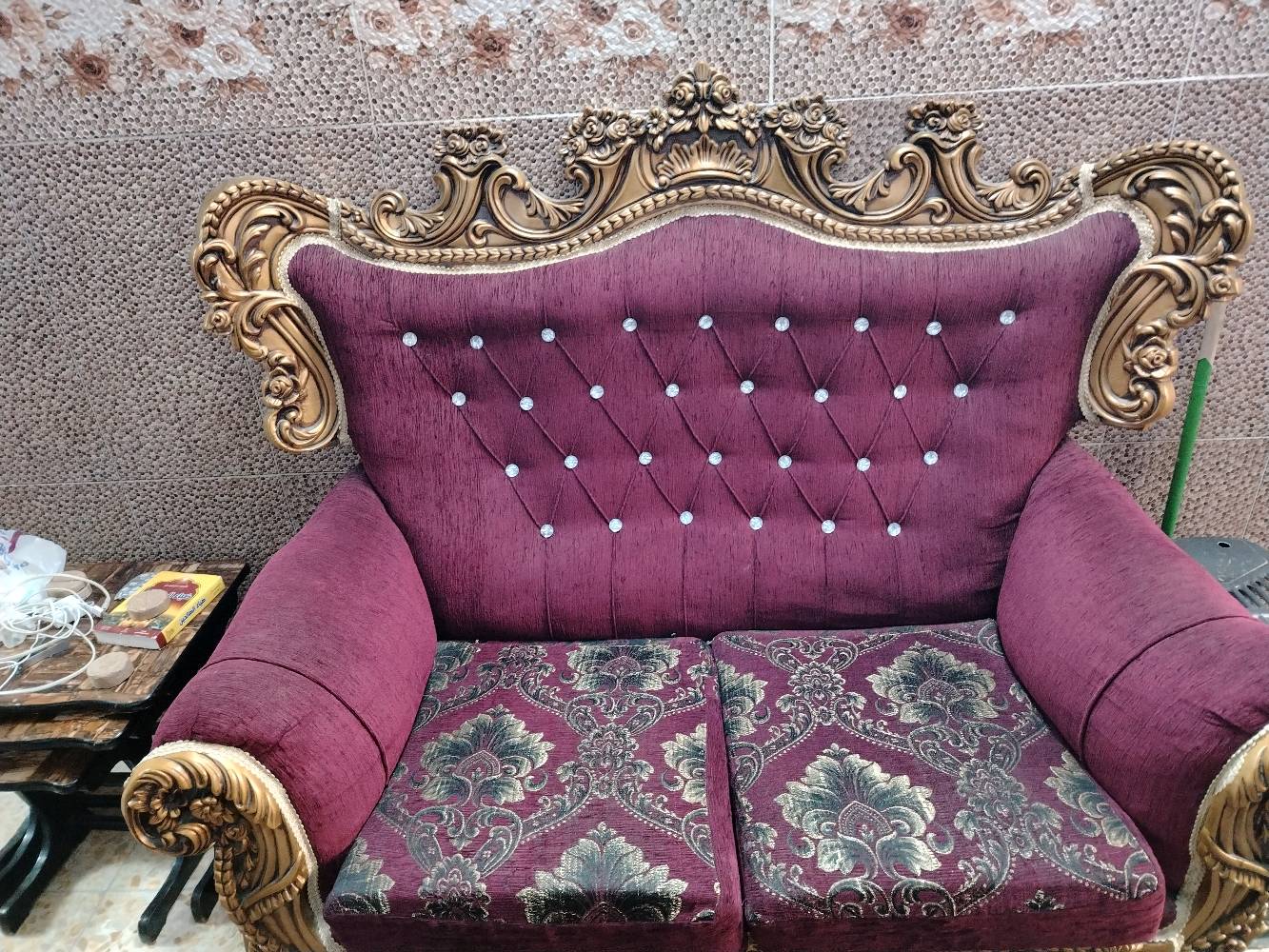 غرفة استقبال فاخرة تجمع بين الأناقة والراحة، باللون العنابي مع زخارف ذهبية تضفي لمسة ملكية على المكان. تمتاز المقاعد بخامة عالية الجودة وتصميم كلاسيكي يوفر راحة استثنائية وخدمة طويلة الأمد. هذه الغرفة ستكون إضافة مثالية لأي منزل يرغب في الأناقة والتميز.