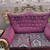 غرفة استقبال فاخرة تجمع بين الأناقة والراحة، باللون العنابي مع زخارف ذ...