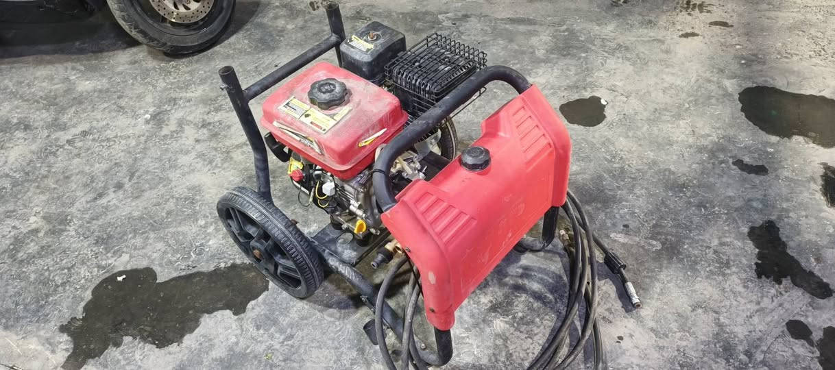 مضخة عسل بانزين جديد مشتغله اقل 10 ايام ونتركت وتعال افحص وشوف سعرهه 250 الف للتواصل ***********
