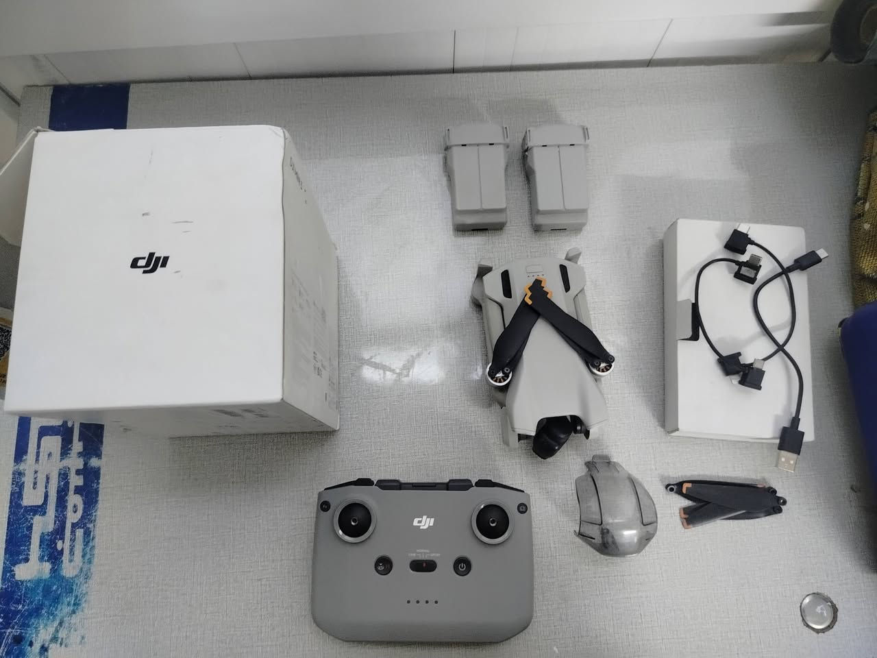 السلام عليكم متوفر درون Dji mnae 3 Combo للبيع   درون كومبو ثلاث بطاريه  درون معروف درون  واتساب ***********درون دي جي آي ميني 3 برو (DJI Mini 3 Pro)  يتميز بالعديد من المواصفات الرائعة، إليك بعضها:
- *الوزن*: 249 جرام
- *دقة الكاميرا*: 48 ميجابكسل، تصوير فيديو 4K HDR
- *مدى التحكم*: 12 كم
- *زمن الطيران*: يصل إلى 34 دقيقة
- *نظام النقل*: DJI O3
- *الاستقرار*: نظام استشعار قوي للعوائق
- *المزايا*:
- تصوير بانورامي 180 درجة
- تصوير 360 درجة
- نظام طيران ذكي APAS
- تصوير D-Cinelike لإعطاء نتائج جميلة
- خاصية Quick                    ملاحظة ... درون ما اطلع بدون اعتمادا او عربون
