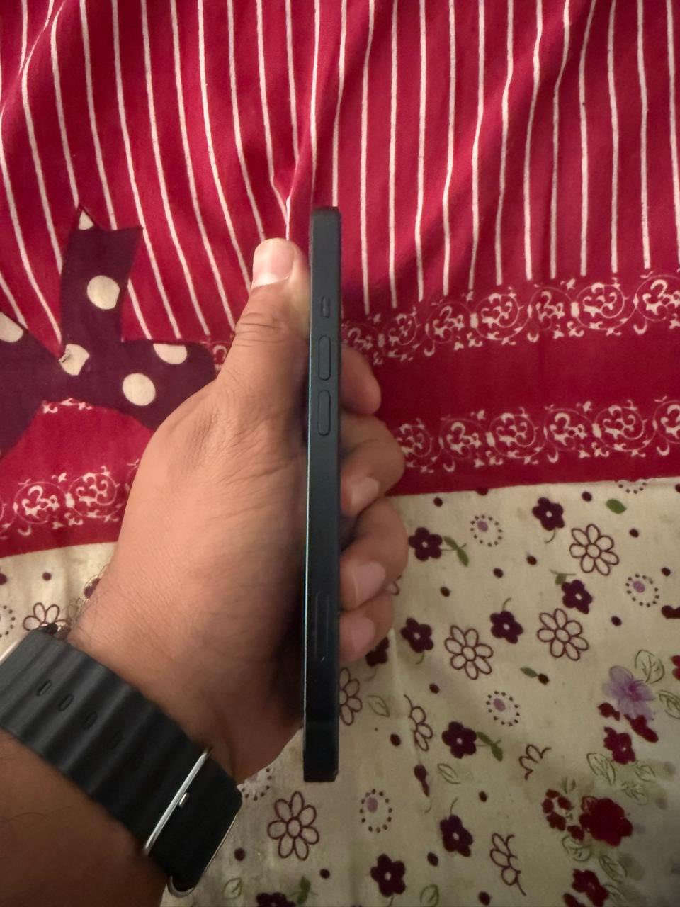 السلام عليكم
ايفون ١٣عادي ذ١٢٨ب٨٩الجهاز مامفتوح يعني وتر بروف بس بي ظربه بل شاشه بسيطة ماثره عل لمس 

السعر ٣٧٥وبي مجال للطيبين رقم الهاتف *********** واتساب موجود
