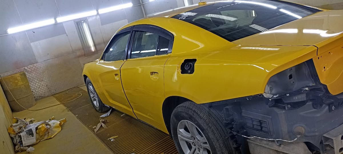 جارجر 18اجره بغداد حادثها بلعراق جاملغ وباب السايق بأمريكا ما بيها حادث مواصفاتها عاديه للتواصل *********** مرواس بسياره عاليه ترهم
