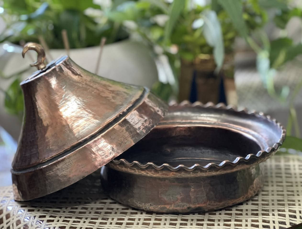 السلام عليكم 
ماعون نحاس ( صفر بغدادي قديم شغل سوق الصفارين في بغداد مع غطاء ايضا نحاس يعلوه هلال )  
- القطر 23 سم 
- العنوان / بغداد / الكرادة /  شارع سلمان  فائق  (مجمع بازار انتيك بغداد)  الطابق الاول  
  للاستفسار اكثر الاتصال لاستفسار اكثر الاتصال 
  *********** 
واتس اب او فايبر او مراسلة الصفحة. See less
