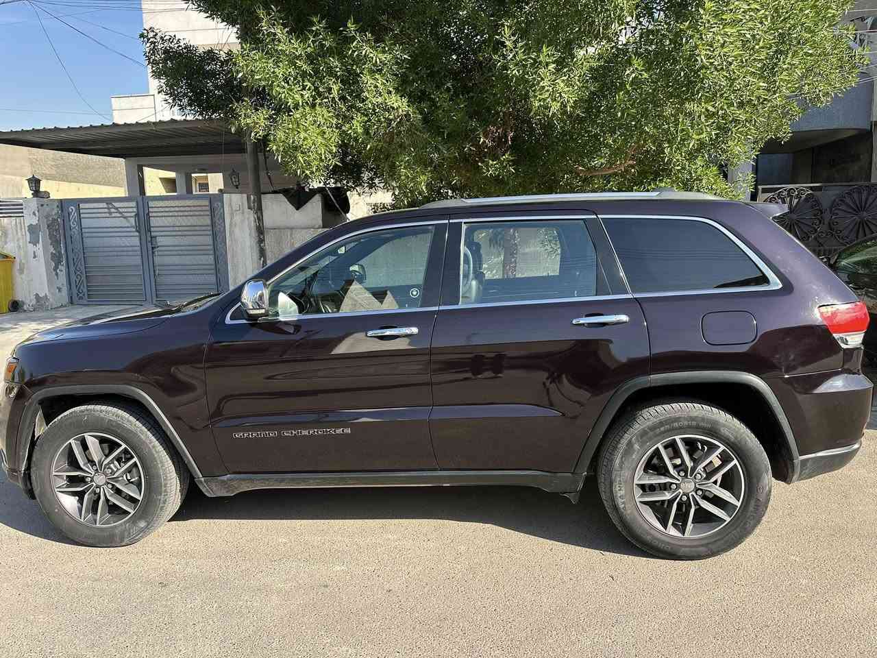 رمضان مبارك جيب 2018 كندي ماشية 
100 ميل 
صبغ جاملغ خلفي ومبدل قبغ جنطة اصلي ومصبوغ 
ومباوك التكمة والباب ورة السايق كلير فقط دون صبغ
فول السيارة عدا سلايد
تخم تاير جديد باتريات جدد مكينة كير حدادية نقص اذاين مشتريهن بس ممبدلهن 
باسمنة تحويل ثاني يوم
190 وبيها مجال قليل كلش كلش حك الجية لان خسارة 25 ورقة 
عليها ادامة كاملة 
مكاني بغداد حي الخضراء او الاعظمية 

*********** 
للبيع او مراوس بشي اقل (ادور فرق)
