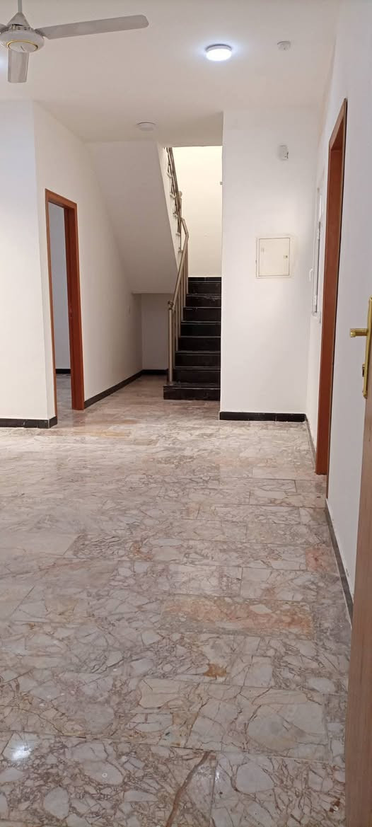 � دار للبيع - او الإيجار
المناذرة / مجمع قرية السلام - دور الاطباء 
موقع ممتاز حرف T قريب جداً عن السنتر ، بداية شارع المدرسة
🏬 فرصة ممتازة للسكن العائلي المريح ✅ او الاستثمار التجاري ( روضة ⏺️ مؤسسة  ⏹️ مكتب 🌟 
⬅️ جاهز للسكن وأستيعاب عائلة كبيره 
📐 المساحة: 219 متر
🔹 التفاصيل:
 • طابقين
 • 4 غرف نوم واحدة منها ماستر + استقبال واسع ومريح+ 2 صالة
 • مطبخ كبير 
 • حديقتان 
 • كراج سيارة
💰 البيع حسب رغبة المشتري ( كامل المبلغ نقداً ) او ( مقدم نقدي + تقسيط القرض للمصرف ) 
🏦 مبلغ القرض من المصرف العقاري: 125 مليون دينار
 التسديد الشهري 662 الف دينار
⛔ تسليم سند طابو + المفتاح

📍 الموقع: المناذرة — قرية السلام — دور الاطباء
للاستفسار اكثر *********** يوجد وتساب
