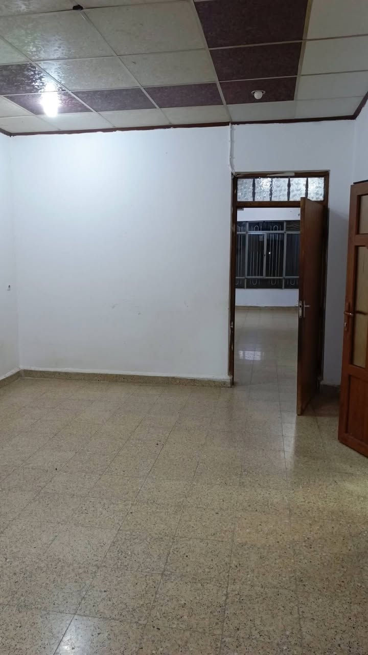 دار للايجار حي فلسطين بالقرب من 
شارع المسبح مساحة الدار 300متر طابقين
 4 غرف نوم هول2 حمام2 مطبخ
 استقبال مخزن صاله طعام 
للاستفسار الاتصال على الرقم
 ***********
