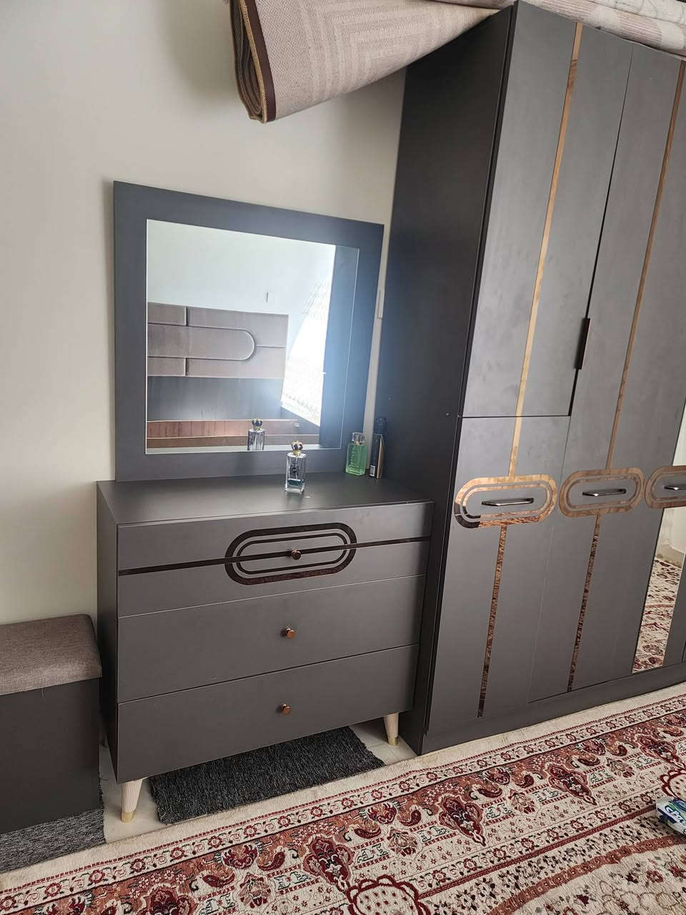 غرفة نوم مستعمله اخت الجديده استعمال اقل من سنه خشب تركي 6 قطع
السعر خاص
للتواصل ***********
