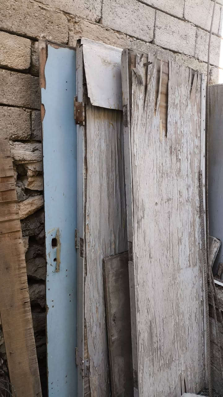 السلام عليكم خشب 18كونيه ابواب 6بيهم سكبات 2مكاني جانب الايمن حي زنجيلي قرب افران  بغداد رقم الهاتف ***********..***********
