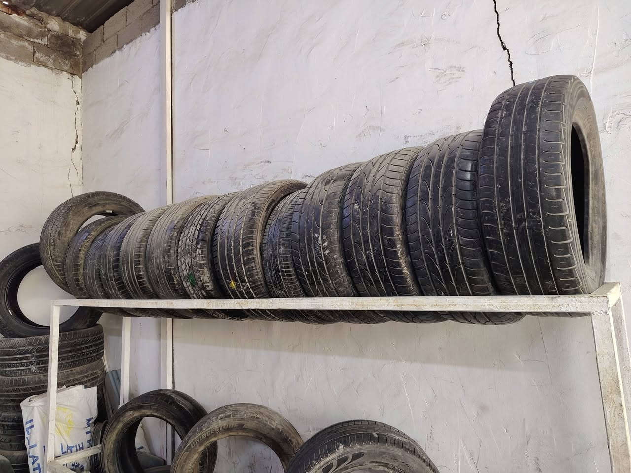 تصفية تايرات باله زيرو اخو الجديد 40 زوج شلعه وحده سعر جدا مناسب القياسات الموجوده من 16 لل 20 وبيهن اربع زواج 21 انتاج قريب  أغلبيتهم ستندر شلعه وحده سعر الزوج 23 الف قفل مكاني نجف حي النداء شارع المجمعات للاستفسار ***********
