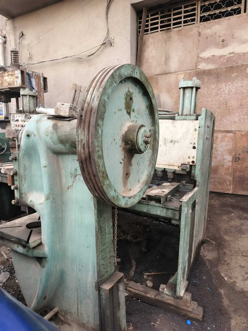 السلام عليكم
للبيع مجموعة مكائن
بريسات سنتريك مختلف الاحجام و ماكنات لحيم شريطيه و بوينات و رولات و مقص و مكائن اعادة بلاستك و معواجة بواري و معواجة شيش و معواجة بليت 3 ملم و مقص بليت
و دريلات و منشار ترددي

مكلف بالنشر 
للأستفسار الأتصال على الرقم
*********** واتساب

العنوان بغداد، قرب كراج النهضه
