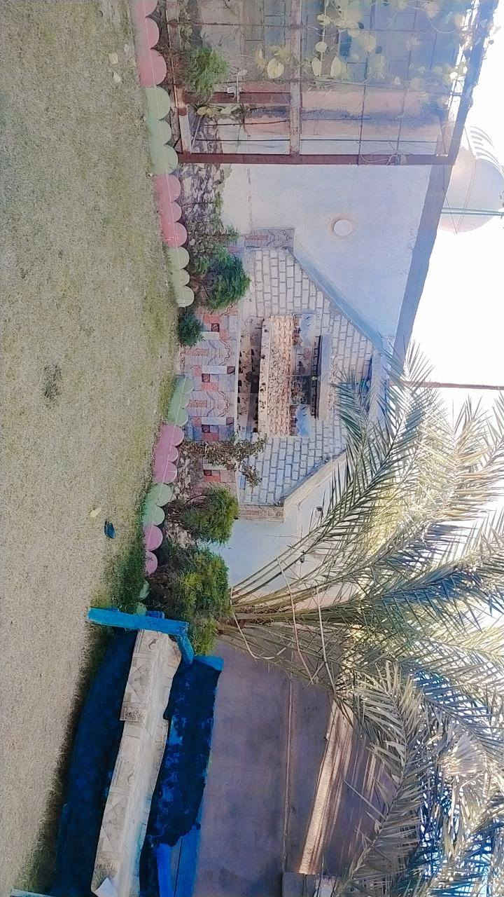 سلام عليكم ..للبيع بيت. بناء جديد المساحه الكليه 450م. ومساحه البناء 250م.مكانه هيت حي امينه  متكون من غرفتين وصاله ومطبخ وكندور وطابق الثاني فقط بيتونه ..ماشين بمعامله الطابو ..بي اوراق مي وكهرباء وشارع تبليط ..السعر 68)) وبي مجال للاتصال ***********../
