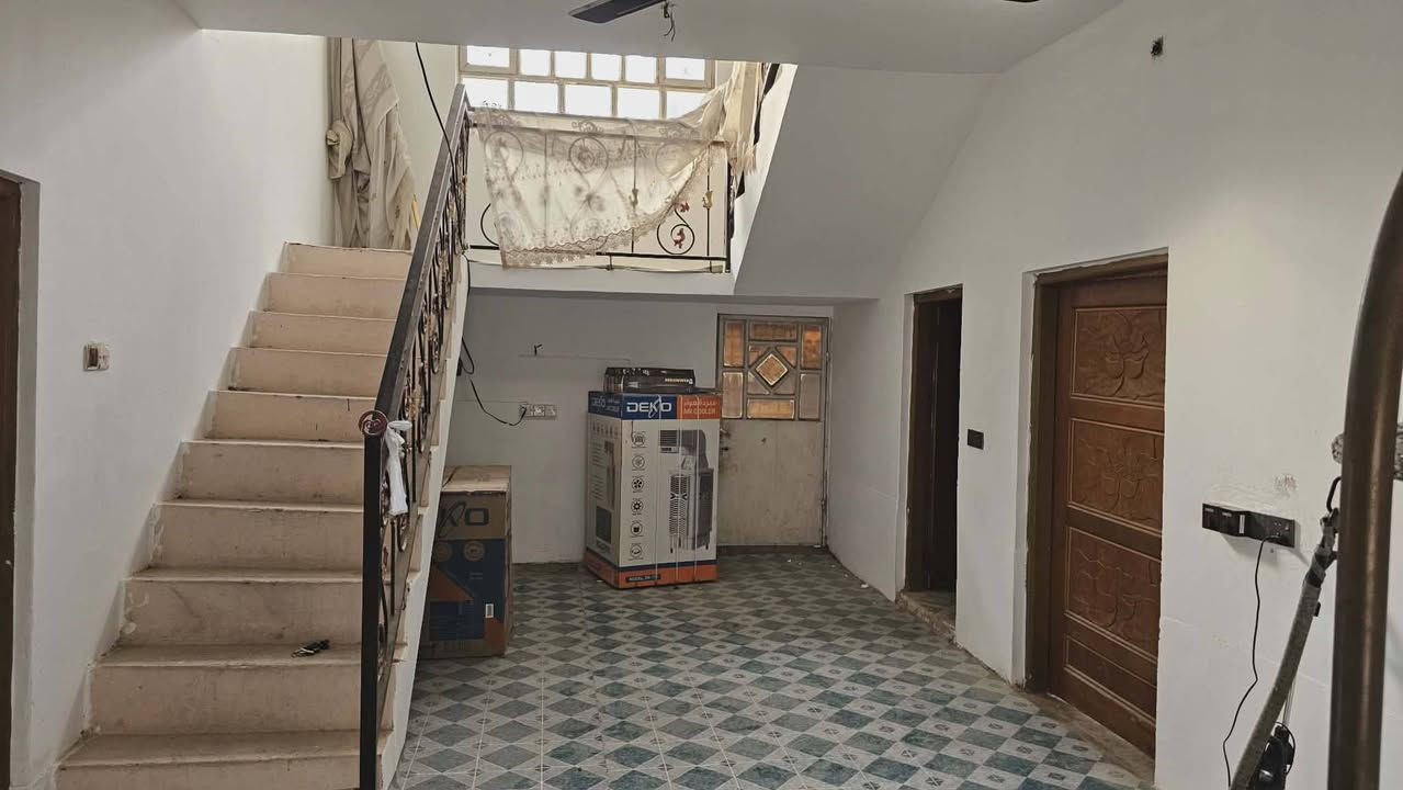 السلام عليكم ورحمة الله وبركاته يوجد الدينا بيت للبيع مساحه البيت الكليه 650
بناء 200 بلوك بي غرفتين مساحه 5×3 ونص
صاله 12 ×4
مطبخ 3ونص ×3 ونص 
براني 4×5ونص 
صحيات حمام وتواليت ومنزع داخلي وحمام وتواليت خارجي 
مجاري جديده وماي جديد درجه اوله البيت وياه كاونتر تسكام وجديده بعده وياه سبلت كنتوري 1 منصوب ما و2 طن منصوب ومكيف مستعمل كلهن منصوبات بس ما مشتغلات  ومحل 5×4 وحديقه داير البيت انواع الفواكه  ونخل البيت اثثته وماكاعد بي الأرضيه شتايكر وصطح شتايكر ***********
