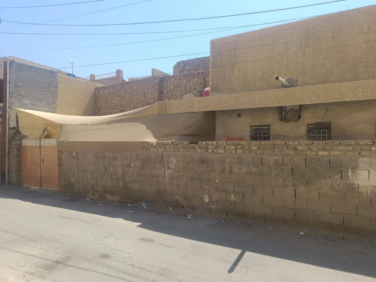 للبيع بيت في حي الحسينيه مجاور حسينية الامام الحسن العسكري بمساحة 253متر ركن عله شارعين ويتكون من مشتملات اثنين
للاستفسار الاتصال عله الارقام التاليه
***********
***********
