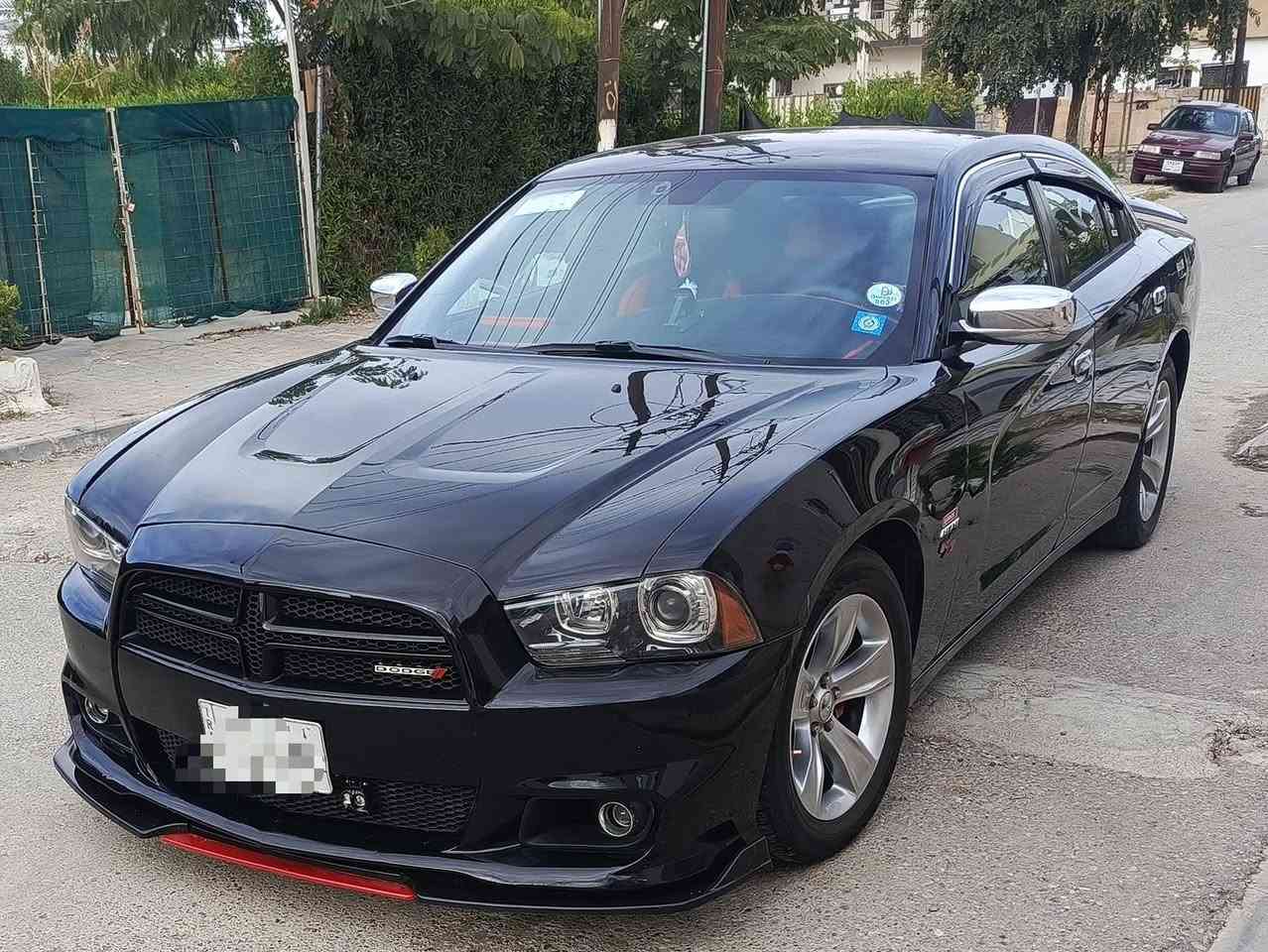 جارجر موديل ٢٠١٣ محرك هيمي ٥٧٠٠ لون اسود رقم كركوك مشروع وطني السنوية لحد ٢٠٢٨ باسمي وبيها بطاقة بنزين .
السيارة كلين ماعدا تعديل بارد في الجاملغ الامامي السكن وجزء اصغير من البونيد مؤشر في اخر صورة عليها بالاحمر 
السيارة عليها منظومة غاز مربوط بشركة حكومية والبطاقة الصفراء مالت الضمان لمدة سنة صيانة مجانية موجودة
الكير و المحرك و التبريد وهيتر والصدر الامامي والخلفي كلها شرط 
بطارية جديدة
شاشة جبيرة 
لايتات وبلاجكتور عدسة  وشاد عليها لدات اصفر كلها .
بيها ترحيب ابواب جارجر
كهربائيات كلها شغالة 
سيارة ما بيها دينار مصرف وما مشتغلة خط ابد مال بيت 
الشراي يجي على الخاص او يتصل على الرقم
***********
مكان السيارة كركوك
السعر ١٣٨
