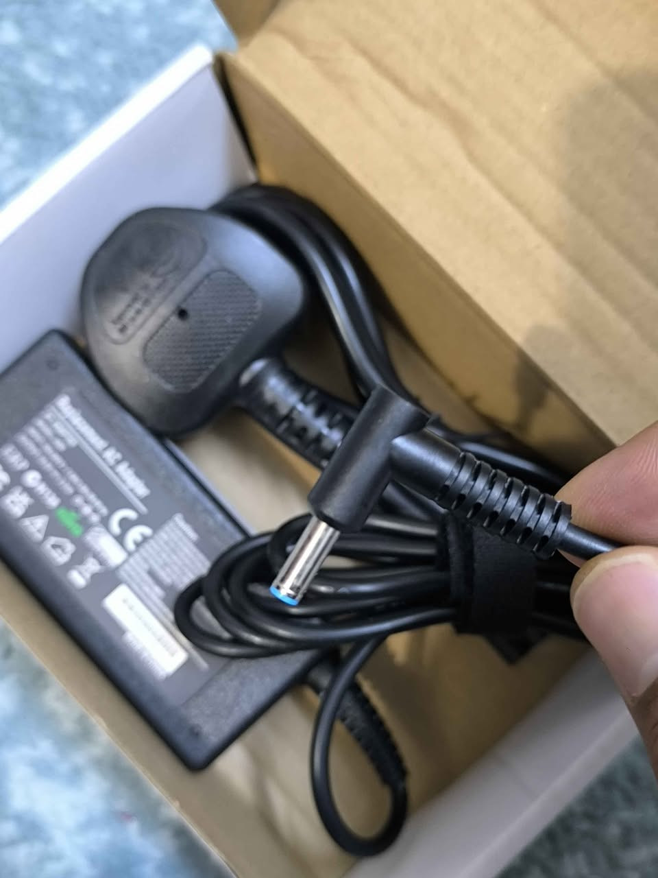 🪫 شاحنی لابتۆپ 45W 🔌 (نوێ)
💻 گونجاو بۆ زۆر لابتۆپ (HP و هاوشێوە)
⚡ توان: 45 وات
🔌 وڵتاژ: 19.5V – 2.31A
🌍 Input: 100-240V (بە هەموو وڵاتەکان کار دەکات)
🧩 سەر: گرد (ناوەوە شین)
✅ کوالێتی باش
✅ خێرا شحن دەکات
✅ گونجاو بۆ Notebook
💰 نرخ: 12,000 دینار
📦 یەک دانە بەردەستە
🚚 ناردن هەیە بۆ هەموو شوێن أربيل, العراق


**إذا كنت صاحب هذا الإعلان وتريد حذفه لأي سبب، رجاءا أرسل رسالة إلى الدعم الفني**