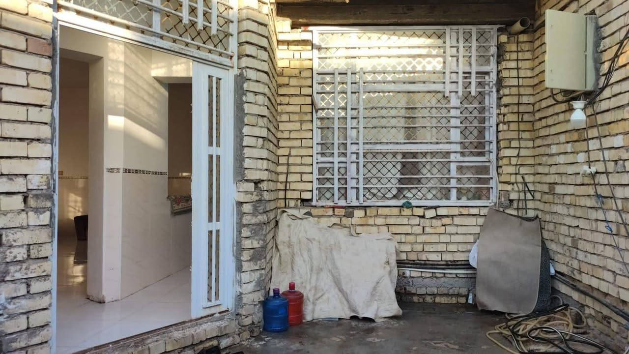 السلام عليكم بيت للبيع المساحه 200متر البناء طابوك حديث يحتوي على 3غرف نوم وستقبال ومطبخ وكراج وحديقه الجدران سيراميك الارضيه بورسلين المكان الدوب شارع العمارات فرع المولد قرب محلات ام حيدر للاستفسار الاتصال على الرقم  ***********
