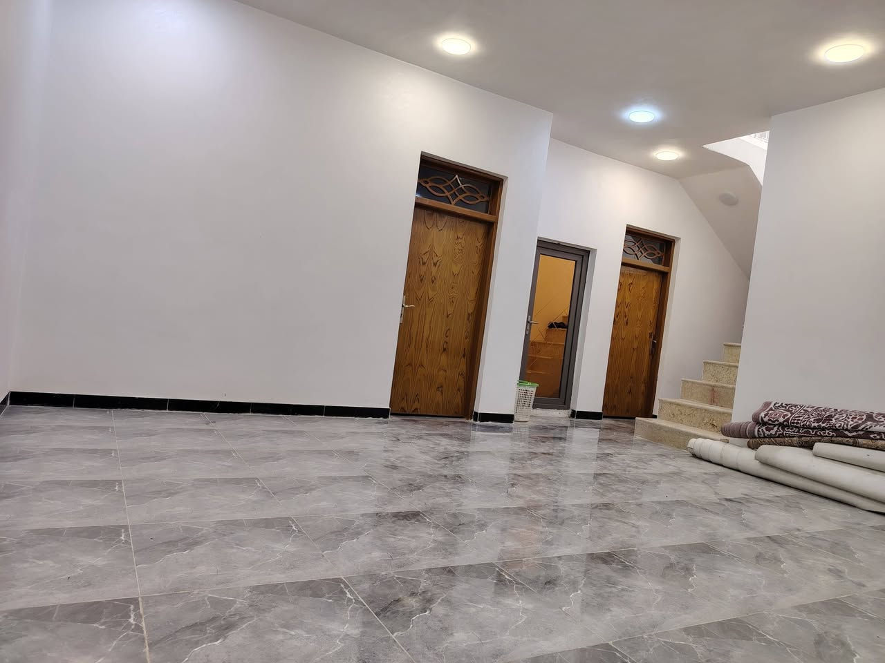 البيت للبيع 📍
مساحه 150متر 
حرف L
يتكون البيت من .... 
عدد الغرف 4
استقبال 
صاله عدد 2
مطبخ 
صحيات عدد 3
اساس البيت صب كونكريت مسلح (رفت)
البيت درجه اولى 
بناء البيت سنه 2024
للاستفسار ***********
او تواصل خاص
