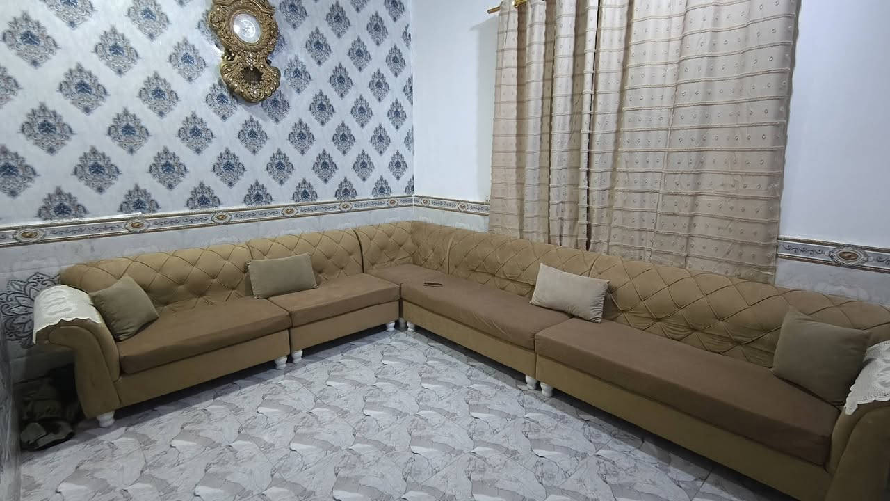 سلام عليكم قنفات كويتيه مستعمله نضيفه كلش عدد 5قطع إسفنج أصلي وكلهن  سحابات حرف L  السعر 400وبيهن مجال قليل اتصل ***********
