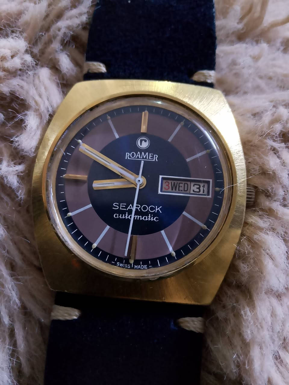 السلام عليكم..رومر اوتو ونصب.. سويسري..قطر 37 ×39.. السعر 250 الف..واتس ***********  تغليف ذهب..
