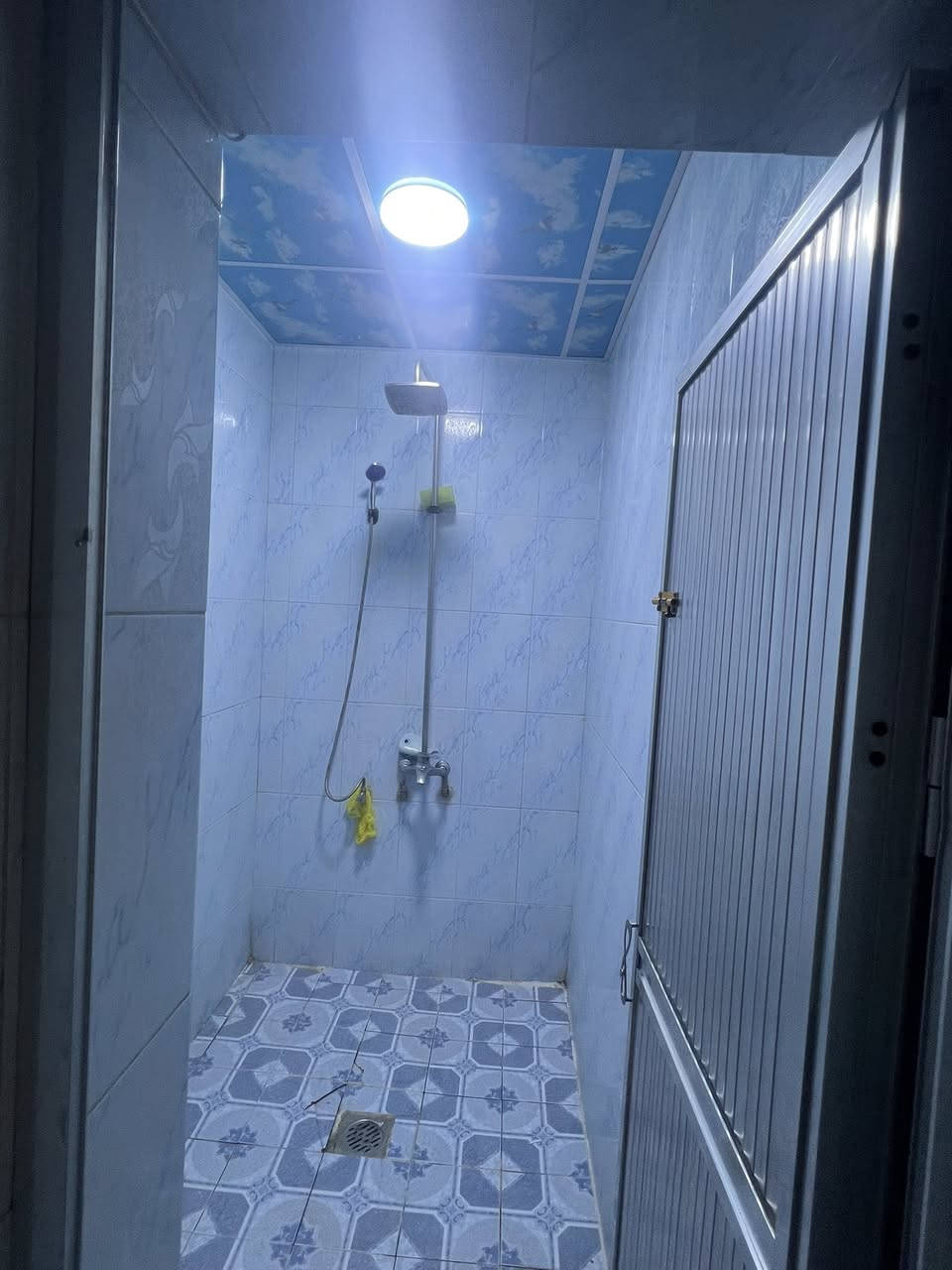 السلام عليكم بيت لبيع مساحه 153 متر واجه 6 وربع ونزال 25 يحتوي البيت على 5 غرف نوم +هول واستقبال ومطبخين وصحيات عدد 2  سعر المتر مليونين ونص 
الموقع بغداد الجديده قرب جامع عرفات 
الاستفسار ***********
