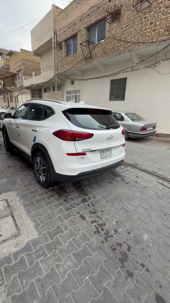 توسان موديل 19
الكاصد 
رقم بغداد بسمي 
ماشيه 75 حقيقي 
بيه باب مبدل الي خلف السايق وكاله بدل 
العنوان واسط السعر ٢١٠ الاتصال بالرقم 
***********
