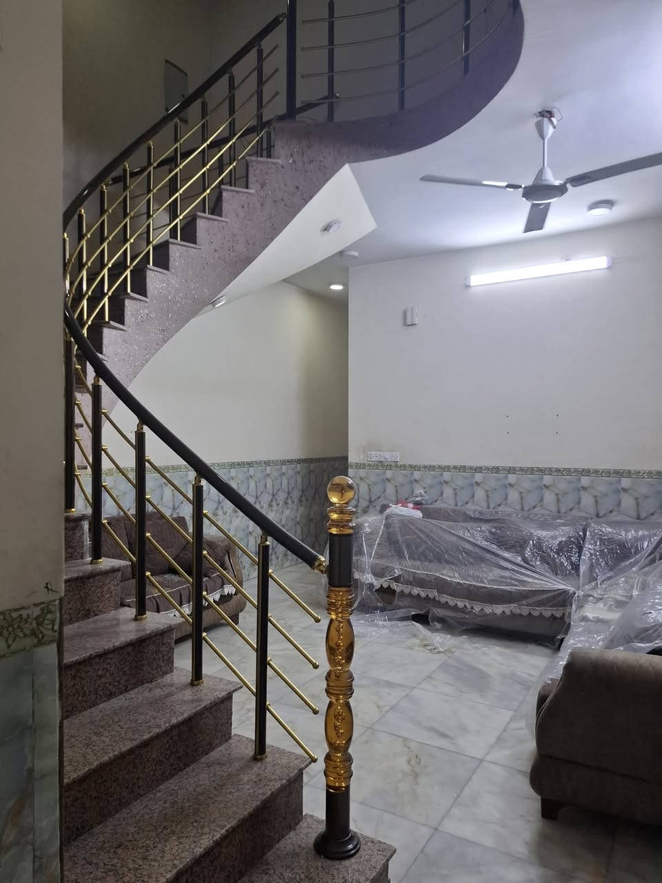 دار للبيع 100 متر طابو واجهة 5 ونزال 20 ، بناء سنة 2016 ، في بغداد / منطقة البلديات ( UN ) ، بأسمي . البيت فارغ ، جاهز للسكن .

اقرب نقطة دالة صيدلية الشفاء العالمية .

داخل فرع عرض الفرع  10 م .

الطابق الارضي يحتوي على ( صالة ، حولي ، درج دائري ، خدمات ،منور ،  مطبخ ) ، الارضية مرمر .

الطابق الاول يحتوي على ( غرفة نوم كبيرة ، درج دائري كرانيت / و محجر المنيوم ، خدمات ، غرفة ثانية كبيرة ) ، والارضية مرمر .

الطابق الثاني يحتوي على ( بيتونة كبيرة ومخزن ) ، والارضية مرمر ، السطح مطبك شتايكر .

الابواب الخارجية حديد ، والابواب الداخلية خشب صاج ، الشبابيك حديد .

السعر 325 مليون ديناؤ عراقي بيه مجال بسيط

للاتصال واتس اب ***********
