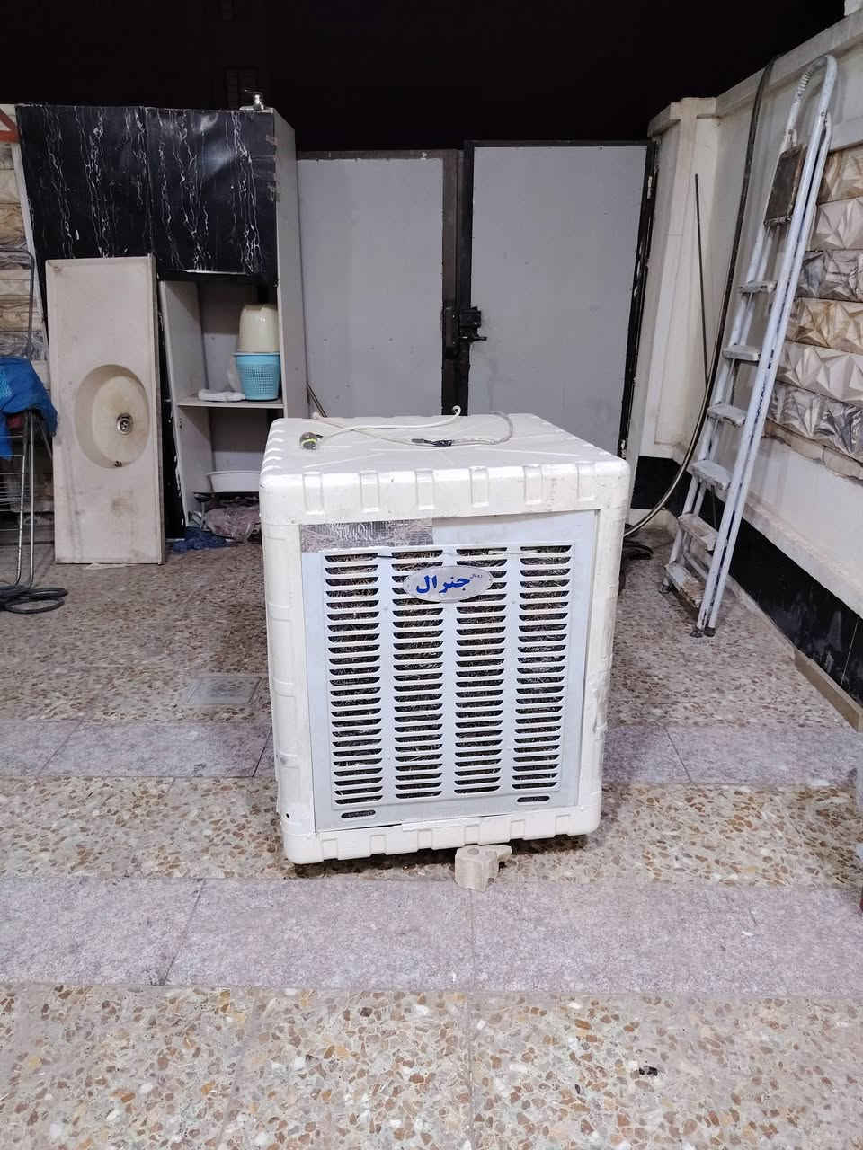 مبردة حجم ٢ ونصف أبواب بلاستك مابيها شي تشتغل وناعمة. ماطور جديد. سرعة واحدة فقط. ***********. سعرها ٧٥.
