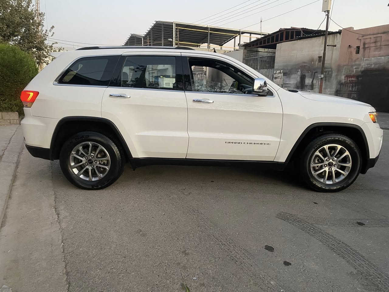 جيب كراند شيروكي موديل 2014 محرك مرغوب فول مواصفات واحد على واحد عدا الفورويل بصمة بانوراما كشن جلد كشن حارد بارد كشن خزن حساسات كشن كهرباء صندوك شفط تشغيل بعد السيارة فقط مبدل باب بلادي نفس الون بدون صبغ فقط دوسه صبغ بدون ايرباك السيارة باسمي تحويل وكالة بشرط الرقم هم ويا السيارة هزة فحص سنوية كلة جديد كير محرك بشرط *********** فايبر واتساب موجود
