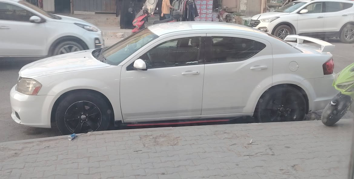 السلام عليكم.. للبيع سيارة دوج أفنجر موديل 2014، سيارة بيتية ونظيفة جداً، البيع لظرف  مستعجل والسعر (قفل).
​المواصفات:
​المحرك: 2400 CC، بحالة ممتازة جداً ونظافة عالية.
​الجير (الكير): جديد ومكفول، تبديلاته ناعمة جداً.
​الرقم: كربلاء، السنوية مجددة لغاية 2028 والتحويل مباشر (باسم شخصي).
​الممشى: 163 ألف ميل  (حقيقي).
​الحدادية: الأمامية جديدة بالكامل (نفض).
​الداخلية: الغرفة نظيفة جداً وبحالة الوكالة.
​حالة البدي (الهيكل):
​حادث جاملغ وبنيد (بدون دواخل نهائياً)، السيارة مكفولة من الداخل.
​مصبوغة 3 قطع فقط .
​النواقص (للأمانة):
​تحتاج كمبريسر تبريد.
​تحتاج شغل بسيط بالحدادية الخلفية.
(تم مراعاة هذه النواقص في السعر ليكون المشتري مستفيداً).
​السعر: 8,800$ (88 ورقة) - السعر نهائي وقفل لسرعة البيع.
​المكان: كربلاء المقدسة.
للتواصل والاستفسار: (*********** )
