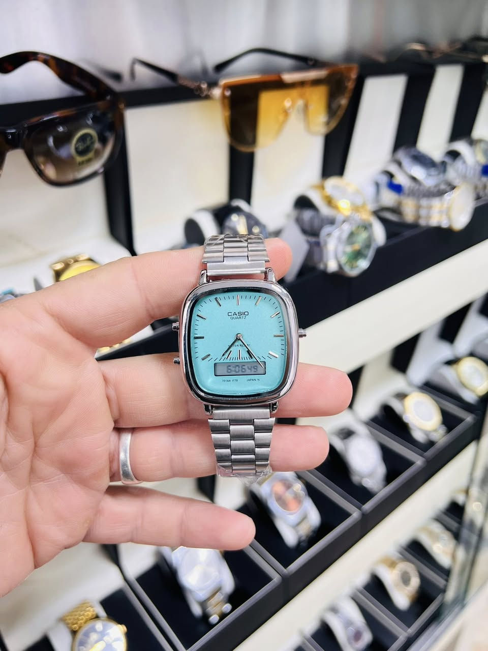 بسم الله الرحمن الرحيم 
على بركة الله يعلن معرض جاسم الفرع الثاني2 بيجي 
عن تخفيض الاسعار لجميع انواع الساعات بمناسبة اقتراب عيد الفطر المبارك تخفيضات على جميع انواع الساعات 
مستعدون لصيانه جميع انواع الساعات (يدوي باتري_يدوي اوتماتيك_جداري_منضدي)
العنوان صلاح الدين بيجي سوق بيجي قرب مرطبات فريزو او مقابيل عالم الموبايل هـ(***********)
