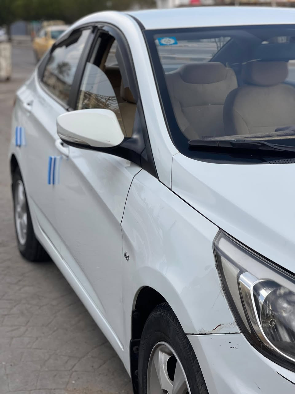 اكسنت 2013 خليجي 
محرك: 4 سلندر
سعة: 1.6 لتر دبل قطره
كير
أو أوتوماتيك 
نوع البنزين: عادي
بلوتوث 
تحكم من الاستيرن
قفل مركزي + ريموت
زجاج كهرباء
شاشة
تبريد وتدفئه

🛡️ الأمان
وسائد هوائية ( ايرباك )

               (ABSمانع انزلاق)
نظام مانع الانزلاق �
اقتصادية جداً بالبنزين

السياره بيه أدامة بالصدر بالامامي والخلفي جيد جدا 
بيه باب صبغ وحده وبارد قليل جدا بالجاملغ 
سياره استخدام شخصي نظفيه جدا 

السعر 103 ورقه وبي مجال شي قليل 
 المكان بغداد الحريه
***********
