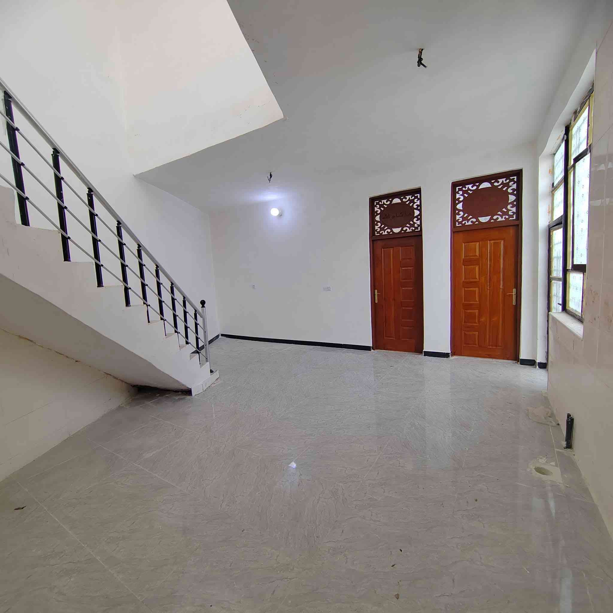 للبيع //
دار للبيع  السعر ٤٥
محتوياته 
غرفه نوم +هول استقبال مطبخ. مجمع صحي
ملاحظه// البيت جديد جديد غير مسكون 
طابو زراعي /سند ٢٥
العنوان بابل ابو خستاوي بجهت المرور عمود 42 شارع الغسل نهايت الشارع الغسل 
السعر جدا مناسب  ٤٥ 
اتصل فقط ***********
