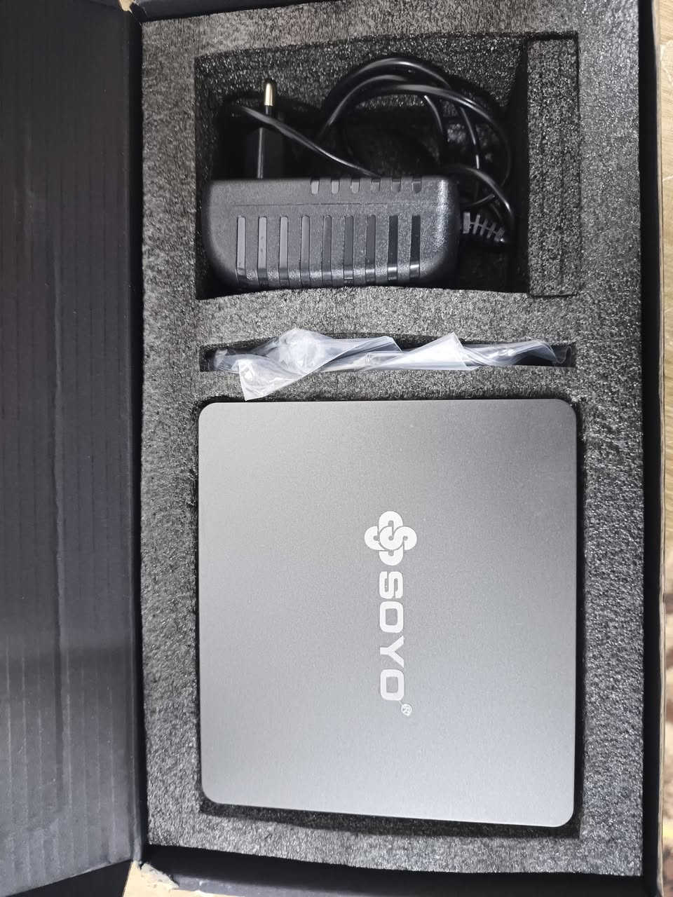 هذا جهاز كمبيوتر صغير (Mini PC) طراز M2 PLUS-8G/256GB/N100-PG، ويتميز بالمواصفات التالية:
يحتوي على معالج Intel N100 (رباعي النواة/رباعي الخيوط، يصل إلى 2.9 جيجا هرتز).
ذاكرة وصول عشوائي (RAM) بسعة 8 جيجابايت.
سعة تخزين 256 جيجابايت SSD.
يدعم الرسومات Intel UHD Graphics.
يدعم نظام التشغيل Windows 11 Pro.
السعر 130 عنواني بصره يوجد توصيل كافة محافظات 
***********
