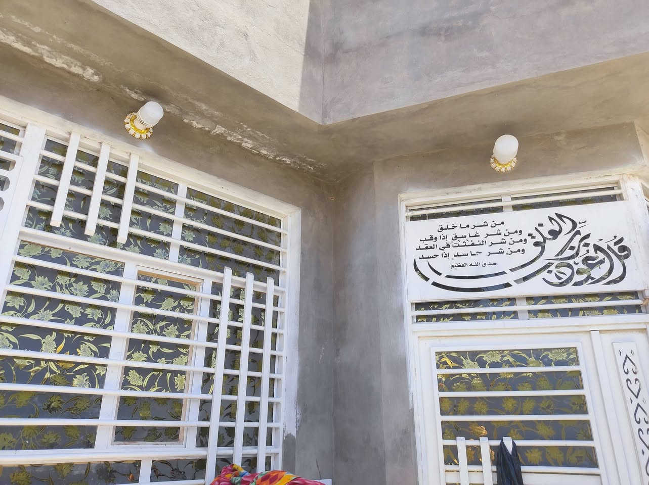 للبيع بيت على طريق نجف كربلاء - عمود 130
مساحة 130 متر. سند 25 (طابو زراعي). البيت يتكون من غرفة، استقبال، صالة، مطبخ، صحيات داخلية وخارجية، سطح ومكشوفة. البناء صب كونكريت، والصالة والمطبخ سيراميك مع سقوف ثانوية. البيت جدا نضيف ومرتب ويصير تبني غرفه فوك لان سطح واسع جدا 

بالحقيقة ارتب التصوير شويه مظلم البيت 

للاستفسار الاتصال على الرقم:  ( *********** ).
