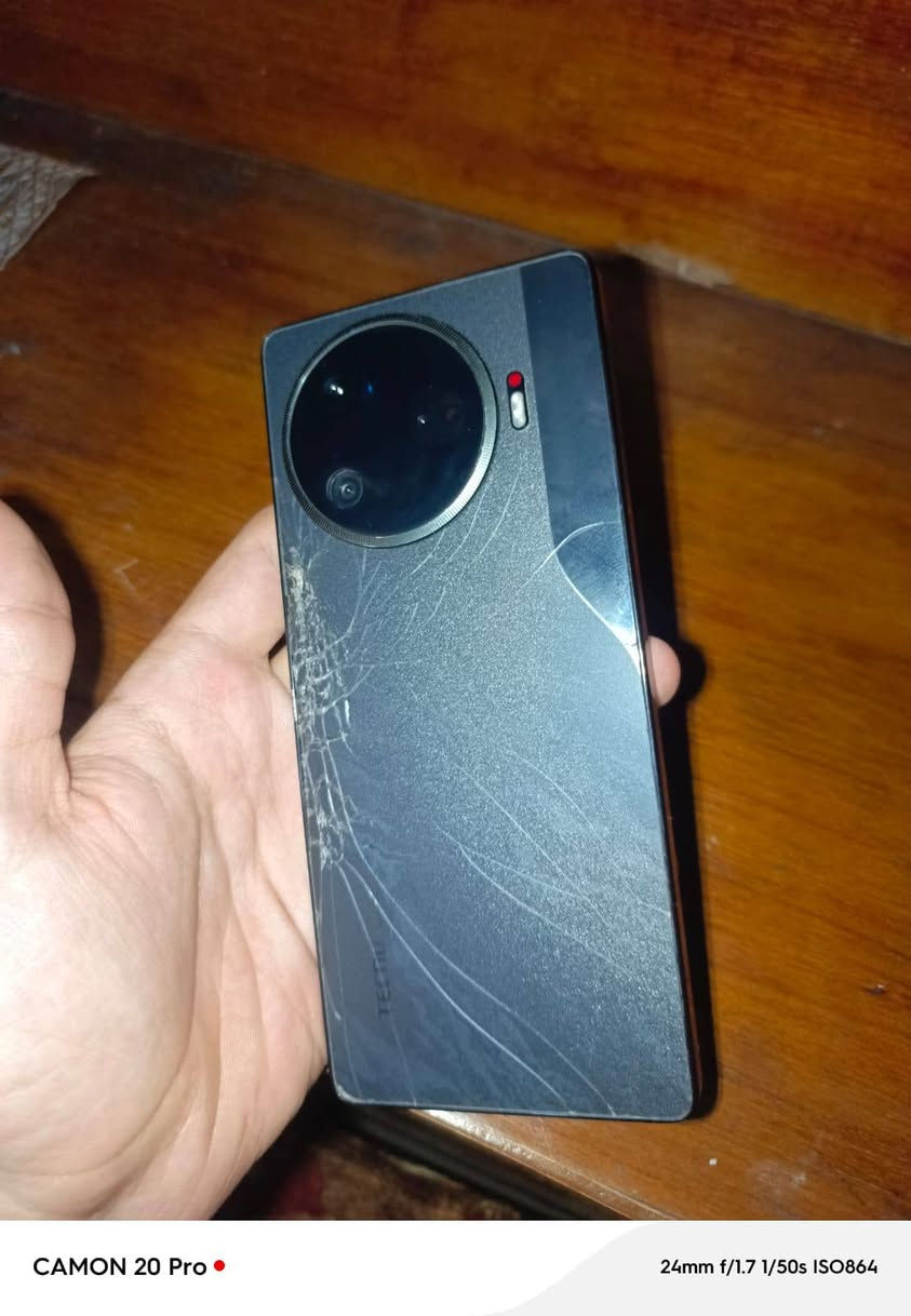 السلام عليكم، CAMON 30 PRO 5G عشوائية 12 ذاكرة 256 جهاز بلادي ما مفتوح فقط ظهر مفطور مابي أي خلل كلة شغال جهاز نظيف جداً عدا الكسر الس بالظهر ملحقاتة كاملة كارتون وشاحن 100واط اصلي وكارتون وكفر للبيع او مراوس قييم باليرضي الله مكاني فلوجة واتساب ***********
