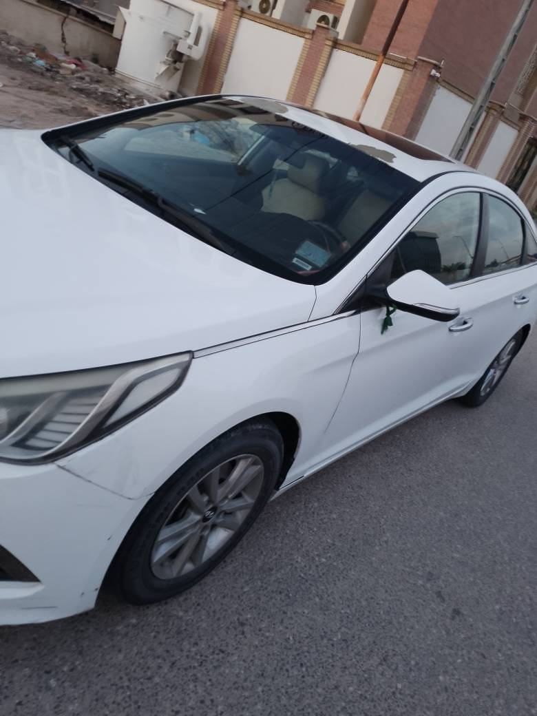 سوناتا 2017 امريكي 
سياره كفاله من الضربة بيها بارد وصبغ قطعه
فول مواصفات فتحه بصمه رادارات امامي خلفي 
سعرها 125
***********
