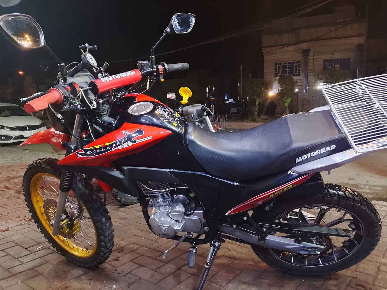 السلام عليكم دراجه قفاز لونسون موديل 23 دراجه خير من الله نقصها بس عداد الكتروني محترك شريط يرادله تبديل سعرها 2000000 مليونين وبيها مجال بسيط ***********
