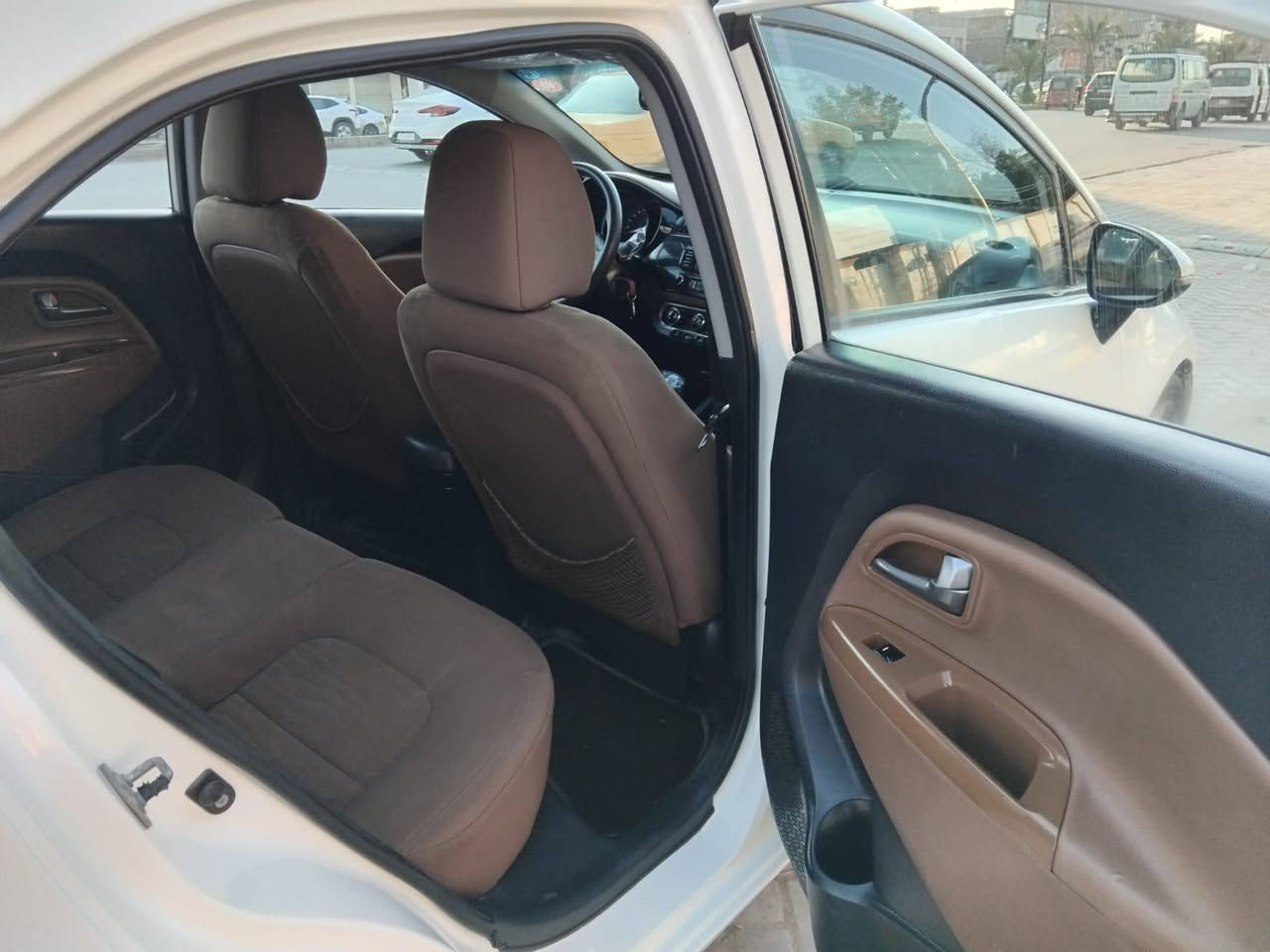 السلام عليكم للبيع كيا ريو خليجي اجباك موديل 13 السياره جديده خير من الله محرك 1600 قطرتين كير تبريد تدفئة صدر امامي وخلفي جديد تخم تاير ويل كب اكروم داخلها مشمشي غرفتها جديده رقم أربيل أنكليزي تحويل ثاني يوم السياره جاهزه نضيفه جدآ احله من الصور للإستفسار *********** مكان بغداد الرصافه
