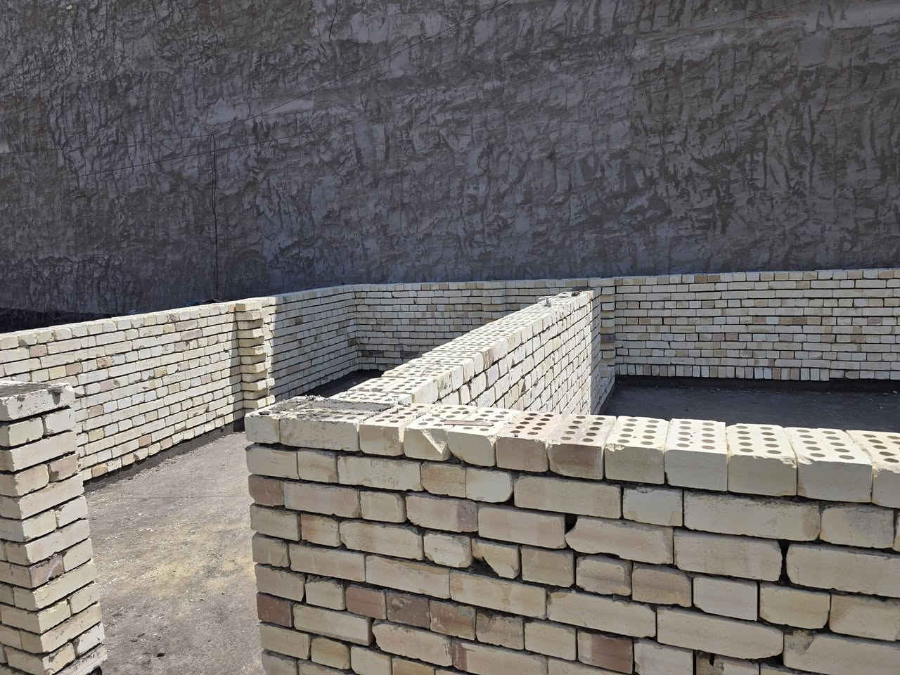 (((  ابو بنين المقاولات )))
عرض البناء الاقوى في بغداد 
  بناء.   نقد وبالقسط  كافت المناطق بغداد شتغل بكل زراعي كافت لمواقات عليه
***********انتصال 
عرض البناء يبده  300  الف الحد ٤٠٠الف للمتر المربع الواحد فقط ذرعة سقوف .. 
وفق المواصفات الانشائية التالية :-
1-تهيئة الارض  الارض و فرش طبقة من السبيس الخالي من الشوتئب و الجلمود عند الحاجة و حدل الارض بحادلة 20 طن للوصول الى المستوى المطلوب.
2-رش الارض بالمبيد الحشري الجرثومي عالي الفعالية مع فرش طبقة من النايلون الزراعي.
3-تأسيس شبكة مجاري 4انج الامل الشريف مصري مسلح ثلاث طبقات.
4-قالب الخشب و تسليح نشر حصيرةواحدة حديد بنشر 30سم مع اضافة جسور بابعاد اتاري 25سم ناجح بالفحص و باقطار حديد نصف انج مع شيش قياس 5 نوع عراقي f.f .
5-صب الاساس باسمنت مقاوم خلطة c30 بارتفاع 40سم للرفت.
6-صب البتلو مع اضافة مواد عازلة للرطوبة.
7-البناء يكون بالطابوق الابيض الجمهوري.
8-صب الاسقف نشر 30سم مع جسور بارتفاع 30سم و مواصفات الطابق الثاني و البيتونة نفس القياسات المذكورة.
9-تأسيس شبكة الماء مسلح درجة اولى تركي.
10-تأسيس الكهرباء نوع سيمنز العقبة الاردني.
11-تطبيك الارضية بكاشي موزاءيك وبورسلين تطبيك الحمامات و المطابخ بالسيراميك الايراني الدرجةالاولى
13-عمل الجص و البورك بمساطر بقياسات 90 سم و البورك نوع غزال او مالج.
14-الواجهة مرمر و بورسلين بنسبة 50% من كامل الواجهة بدون اي اضافة بالاسعار.
15-ديكورات جبسوم بورد للصالة فقط.
16-الانارة نوع سعودي او اماراتي بضمان 5 سنوات و الميزانية نوع (اي بي بي ) سويسري ضمان 25 سنة.
17-الفتنكات الصحية و الاثاث للصحيات نوع تركي درجة اولى.
18-لبخ المناور و الجدران الداخلية و الستارة للسطح مع النثر.
19-بايات الدرج كرانيت درجة ثانية او بورسلين حسب اختيار الزبون
21-محجر الدرج المنيوم تركي .
22-الابواب الداخلية تركية بقياس 210سم .
23-الشبابيك حديد او المنيوم مع زجاج بقياس 6ملم و ابواب المداخل حديد.
24-باب الاستقبال قاصة تركي المنشأ مع كيلونات ايطالية بضمان 20سنة من شركة E-Form.
25-السطح شتايكر مع فلين بسمك 3سم مع زميج مع عازل رطوبة.
26-تجهيز سخان سعة 120لتر مع تجهيز تانكي ماء سعة 1000لتر مع بوستر مع مضخة ماء درجة اولى.
27-باب السياج الخارجي حديد درجة اولى.
28-شبكة معالجة ارضة مع شبكة خطوط كامرات مع انترنيت .   المواصفات المذكورة تثبت و ترفق بالعقد .لمتر هيكل يبده من ١٨٥ الحد ٢٢٠
كافت مناطق الزراعي 
اشتغل جميع لموافقات عليه اي زراعي اني شتغل
