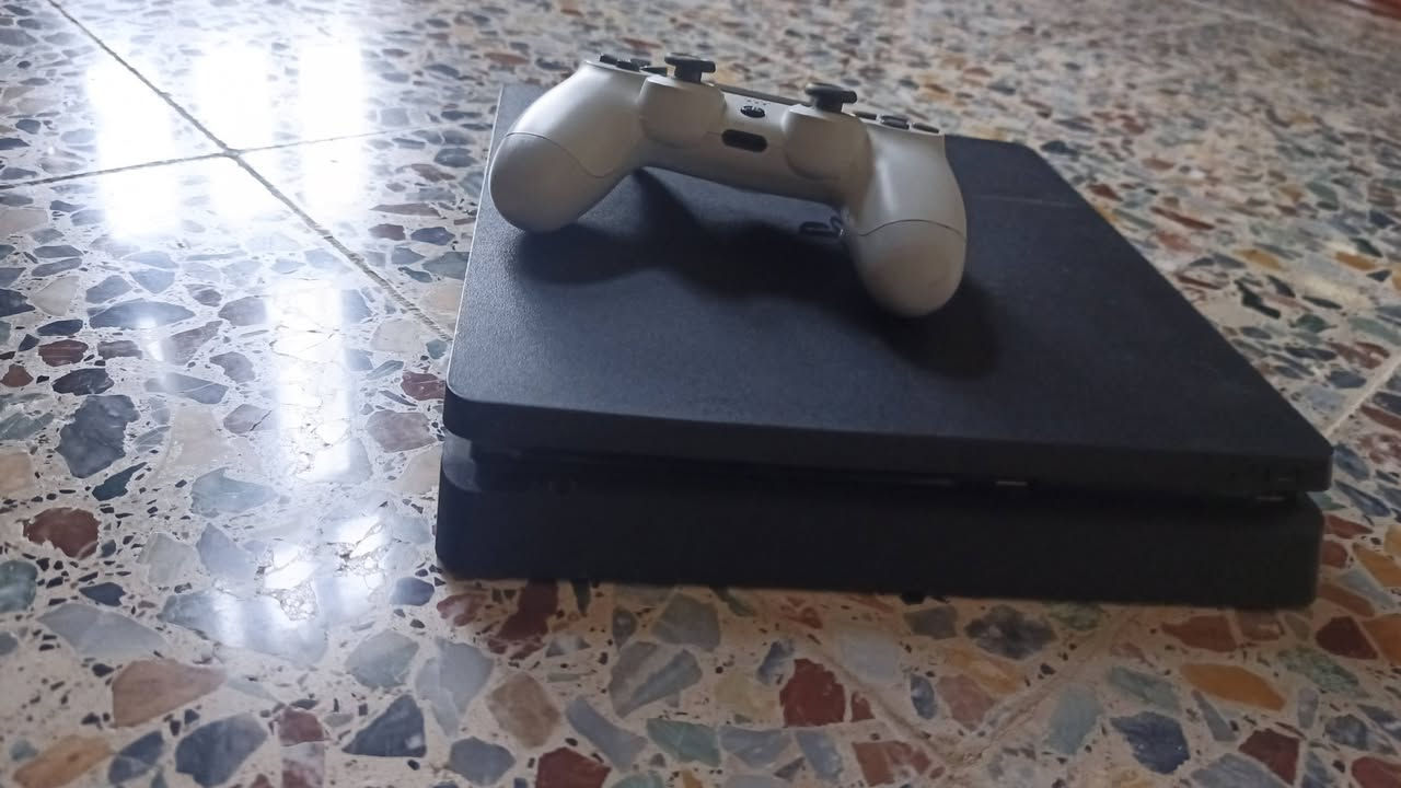 للبيع جهاز PlayStation 4 Slim بنظافة ممتازة مع كامل ملحقاته.

أبرز المواصفات والمميزات

نظام التهكير الجهاز مهكر على تحديث 12.00 جاهز لتحميل وتثبيت الألعاب بسهولة).

سعة التخزين: 500 جيجابايت (500 GB).

الألعاب المثبتة على الجهاز

FIFA 24 (EA Sports FC 24)

Horizon Zero Dawn

الملحقات يأتي مع يدة تحكم (Controller) واحدة أصلية + كامل وايرات التوصيل والملحقات الخاصة به.
السعر : 270الف وبيه مجال

الموقع الأنبار - الفلوجة

رضا المشترى والمعاينة الميدانية مكفولة عند الاستلام

*********** : للاستفسار
