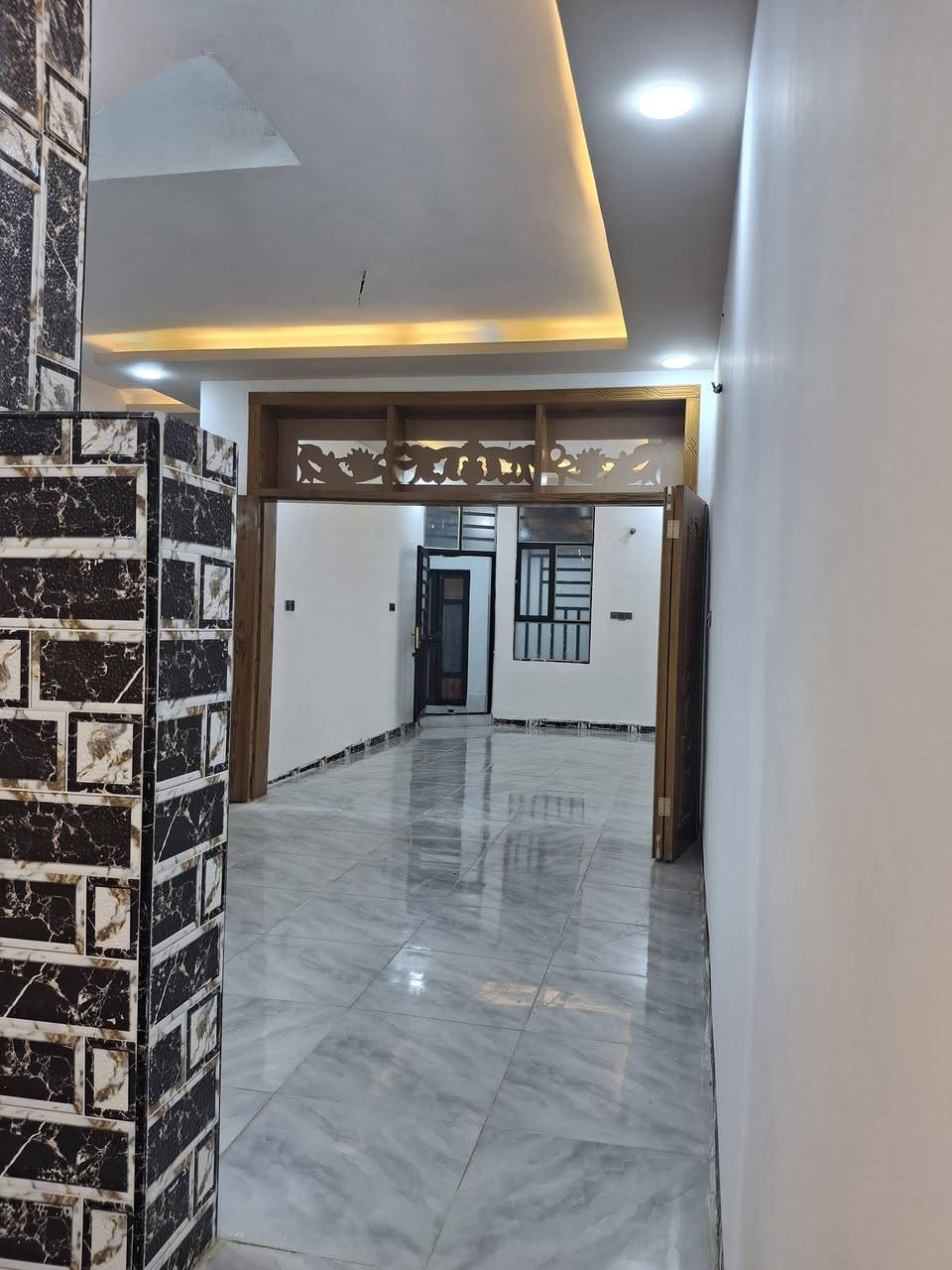 **عقار للبيع في النجف الأشرف - مقابل  قرية الغدير عمود 282**
**التفاصيل:**
- الموقع: مقابل قريه الغدير خلف بانزينخانه انوار الغدير عمود 282، قريب من السوق
- المساحة: 100 متر جاهز للسكن 
- السعر: ٤٨مليون دينار عراقي مع المجال
- البناء: طابوق، أساس وسقف كونكريت
- الأرضية: بورسلين
- السقوف جبس 
- أبواب: صاج درجة أولى
- مواصفات البيت:
 - استقبال
 - 1 غرفة نوم
 - صالة
 - مطبخ
 - حمام (صحية)
 - مكشفة
- الخدمات المتوفرة:
 - سوق قريب (100 متر)
 - ماء اساله خطين 
 - كهرباء + مولد
 - شوارع مبلطة
 - شارع عرض 10 متر
 - مدارس قريبة
**الرقم للاتصال:**
***********
واتساب او مراسله الصفحه
