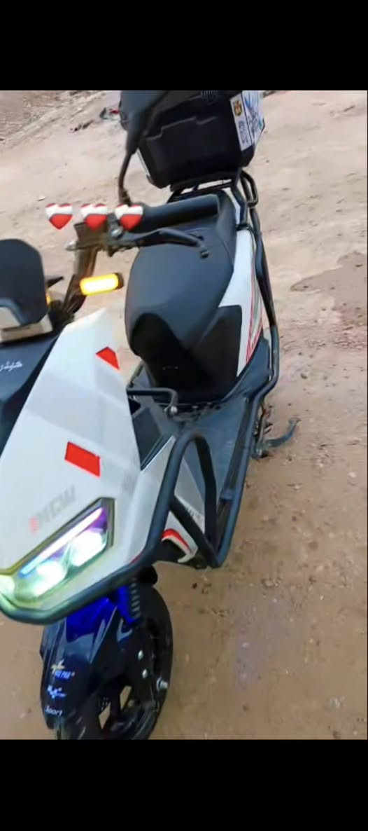 سلام عليكم
دراجة للبيع دراجة مدرعه بل كامل 
سرعة تسعة وتسعين بيهة بك 
صنوك بيهة ٦بطاريات شحن فول 
السعر ٧٠٠ و بيهة مجال وليريدهة يطب خاص 
او يتصل على ***********
